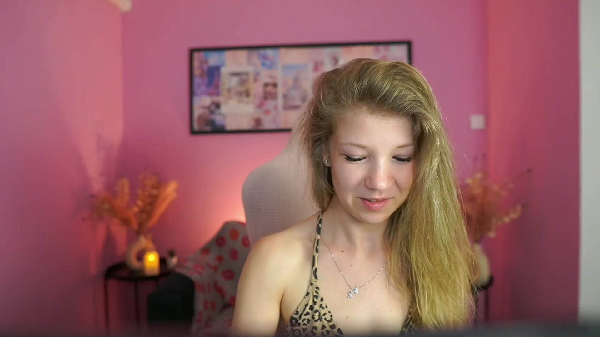 Gallery image thumbnail from Missicute's myfreecams stream on, 05/01/2025, 18:28 image 19 of 20