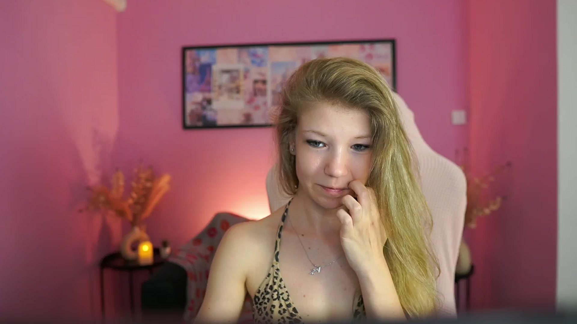 Gallery image thumbnail from Missicute's myfreecams stream on, 05/01/2025, 18:28 image 15 of 20