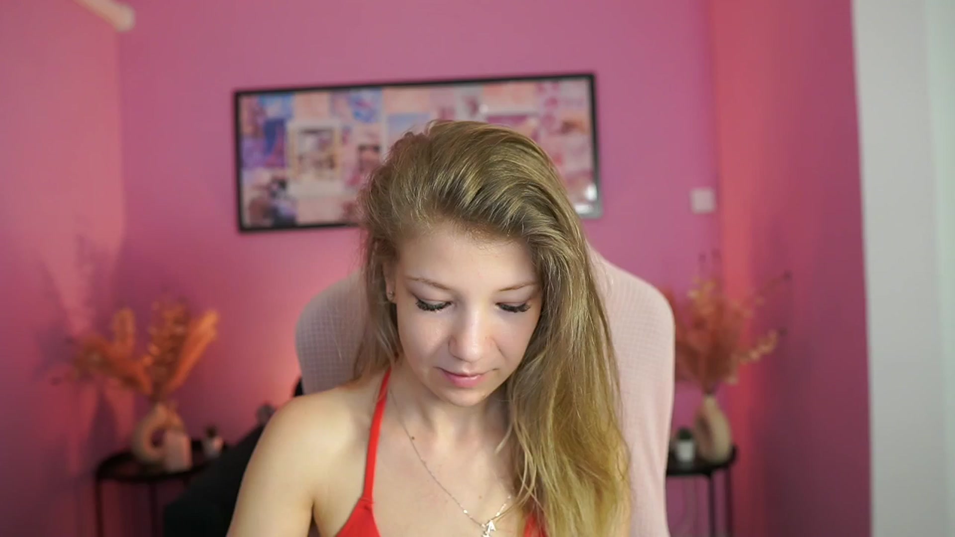 Gallery image thumbnail from Missicute's myfreecams stream on, 05/02/2025, 11:56 image 17 of 20