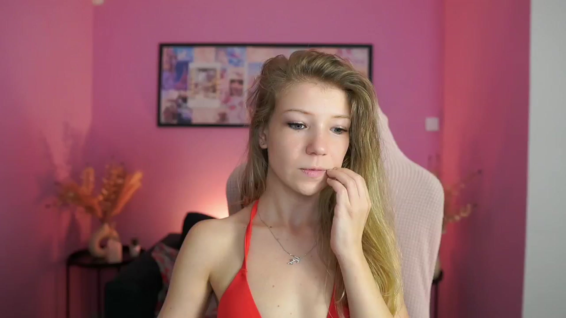 Gallery image thumbnail from Missicute's myfreecams stream on, 05/03/2025, 14:43 image 4 of 20