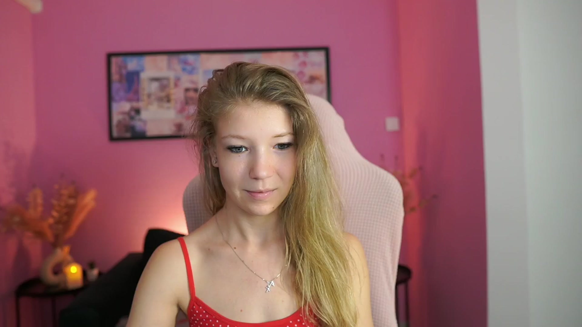 Gallery image thumbnail from Missicute's myfreecams stream on, 05/04/2025, 14:21 image 10 of 20