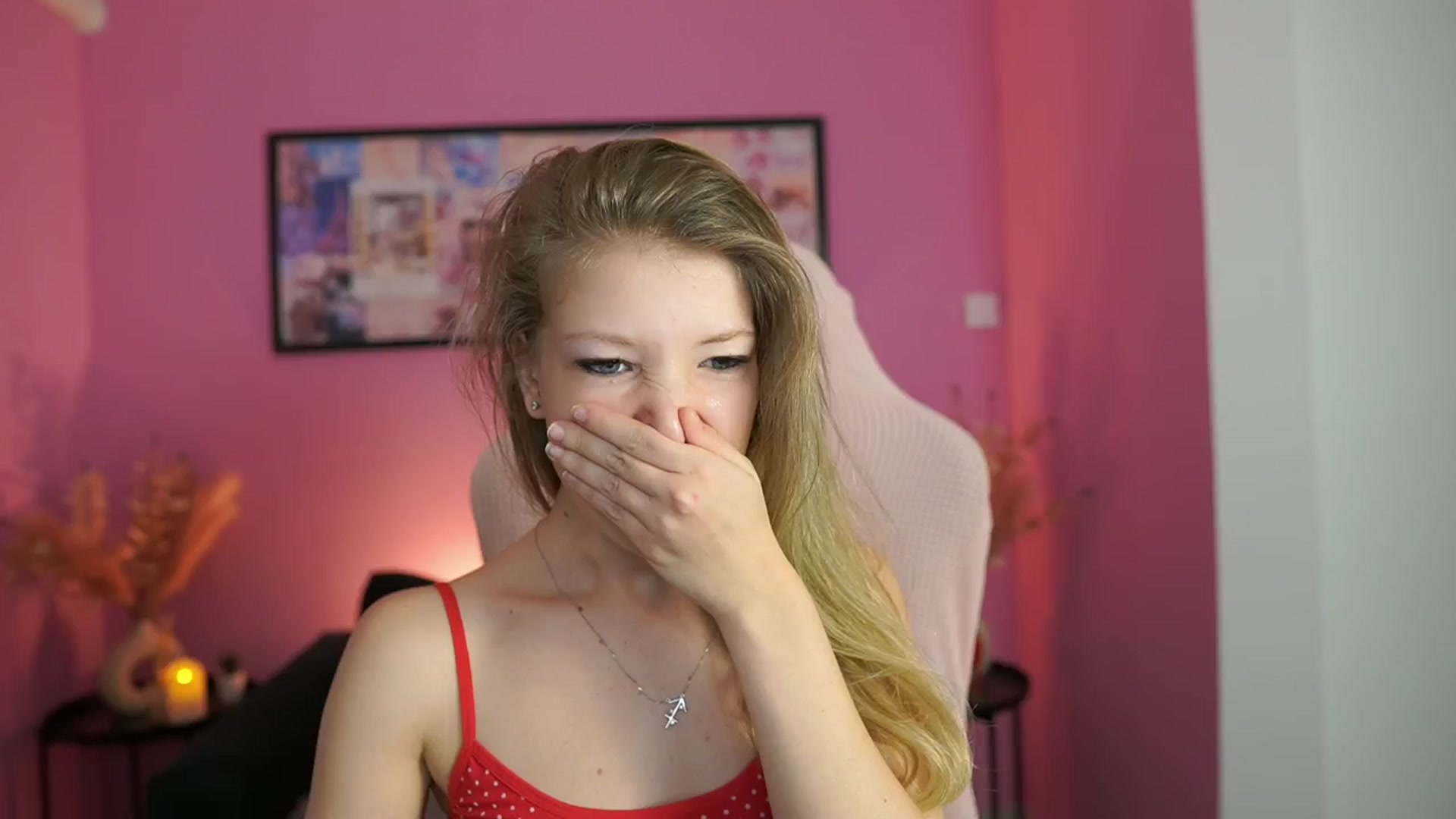 Gallery image thumbnail from Missicute's myfreecams stream on, 05/04/2025, 14:21 image 6 of 20