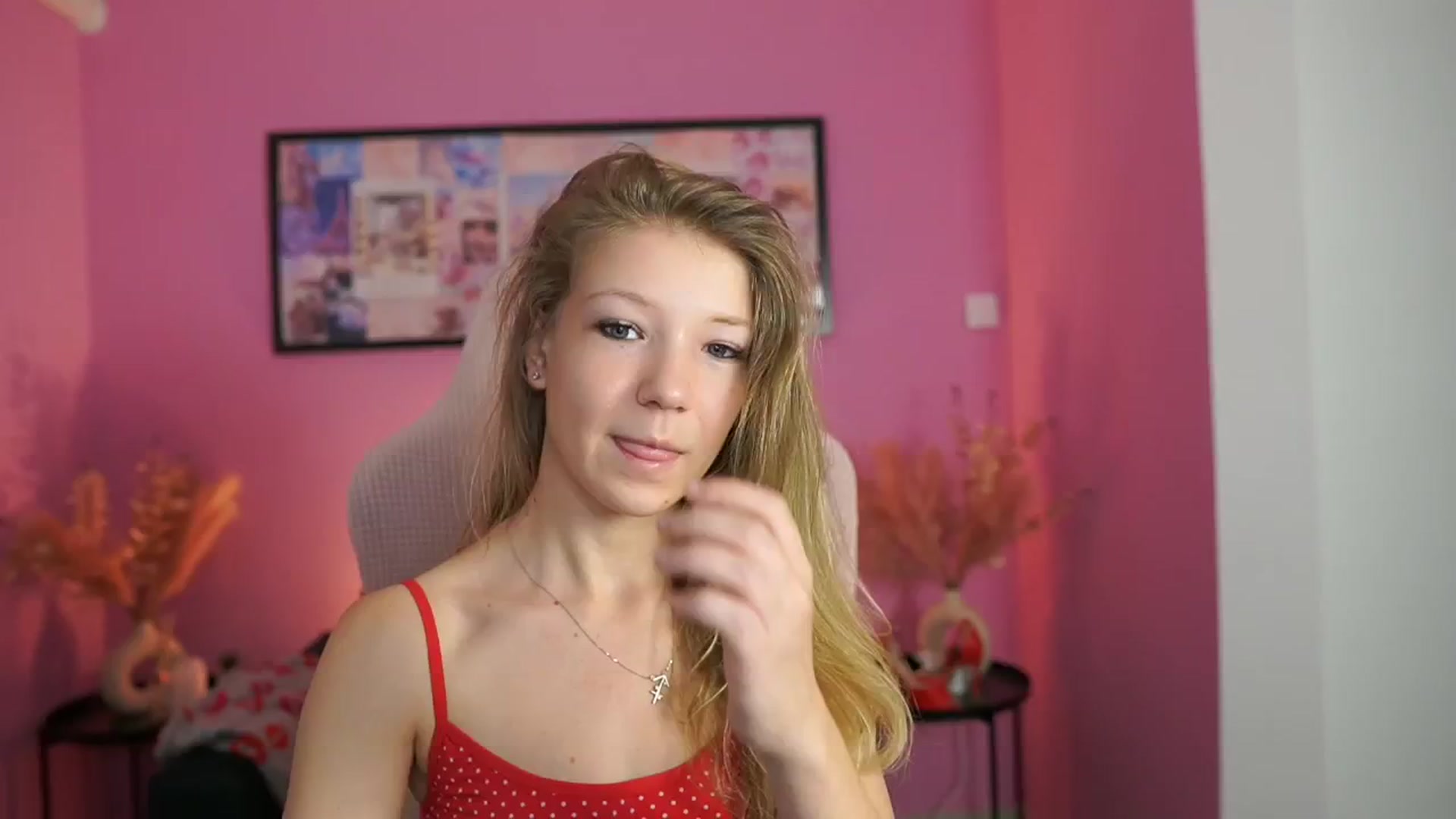 Gallery image thumbnail from Missicute's myfreecams stream on, 05/04/2025, 14:21 image 2 of 20