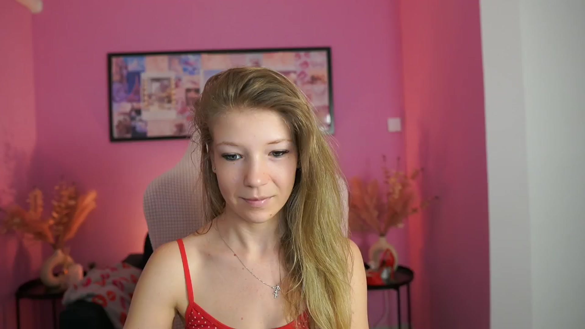 Gallery image thumbnail from Missicute's myfreecams stream on, 05/04/2025, 14:21 image 4 of 20
