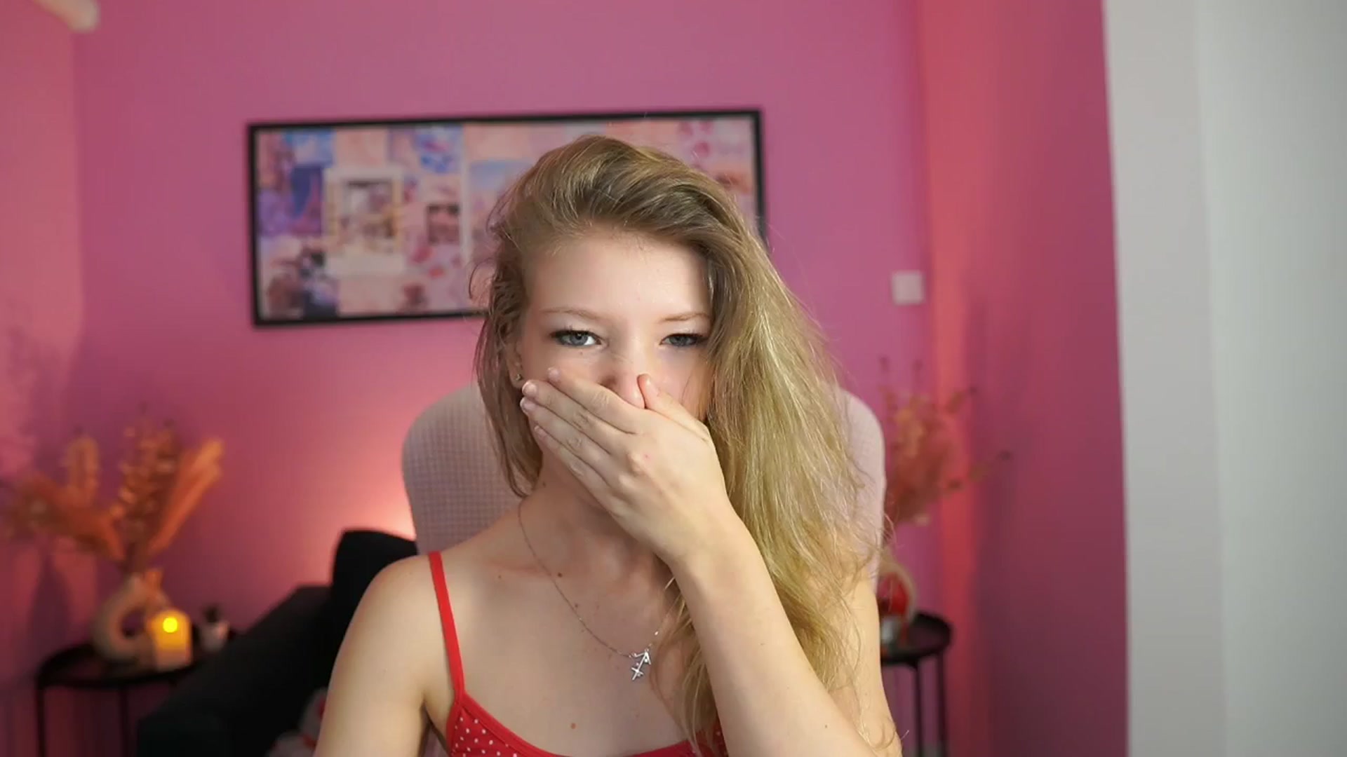 Gallery image thumbnail from Missicute's myfreecams stream on, 05/04/2025, 16:18 image 13 of 20