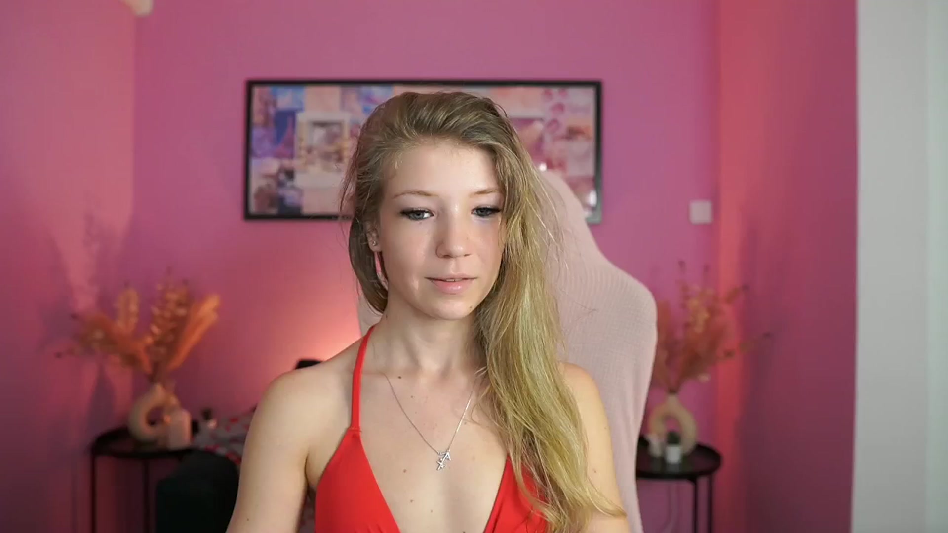 Gallery image thumbnail from Missicute's myfreecams stream on, 05/06/2025, 19:07 image 12 of 20
