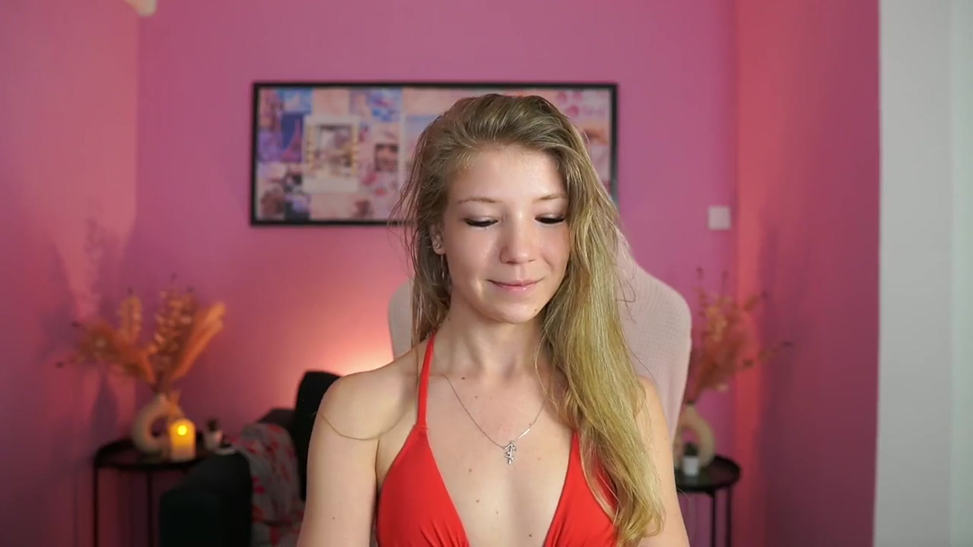 Gallery image thumbnail from Missicute's myfreecams stream on, 05/06/2025, 20:18 image 3 of 20