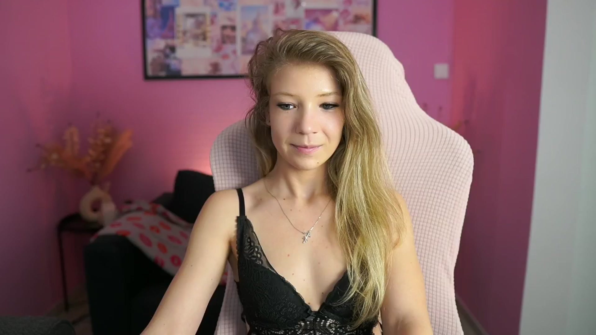Gallery image thumbnail from Missicute's myfreecams stream on, 05/27/2025, 20:40 image 5 of 20