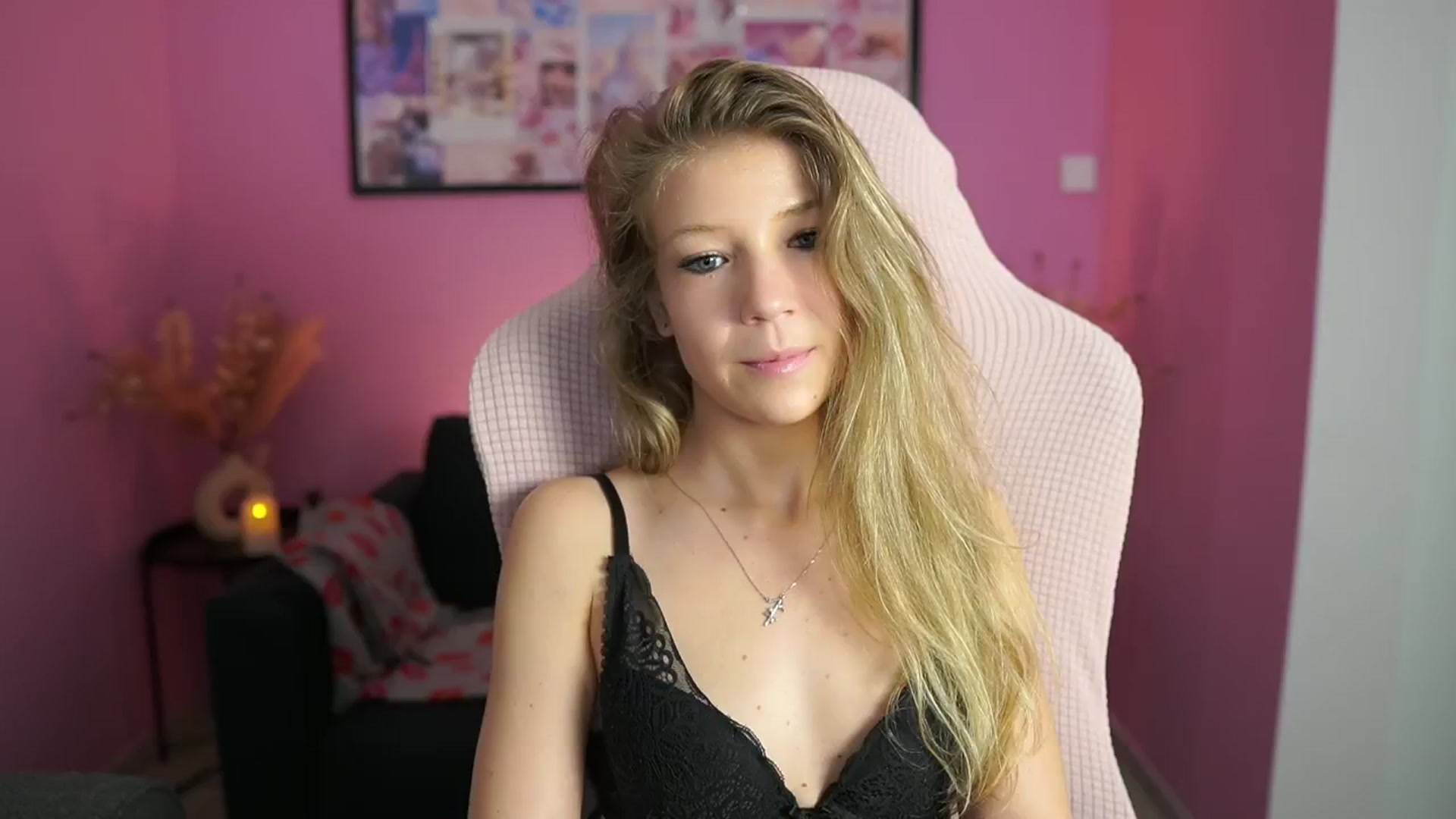 Gallery image thumbnail from Missicute's myfreecams stream on, 05/27/2025, 20:40 image 12 of 20