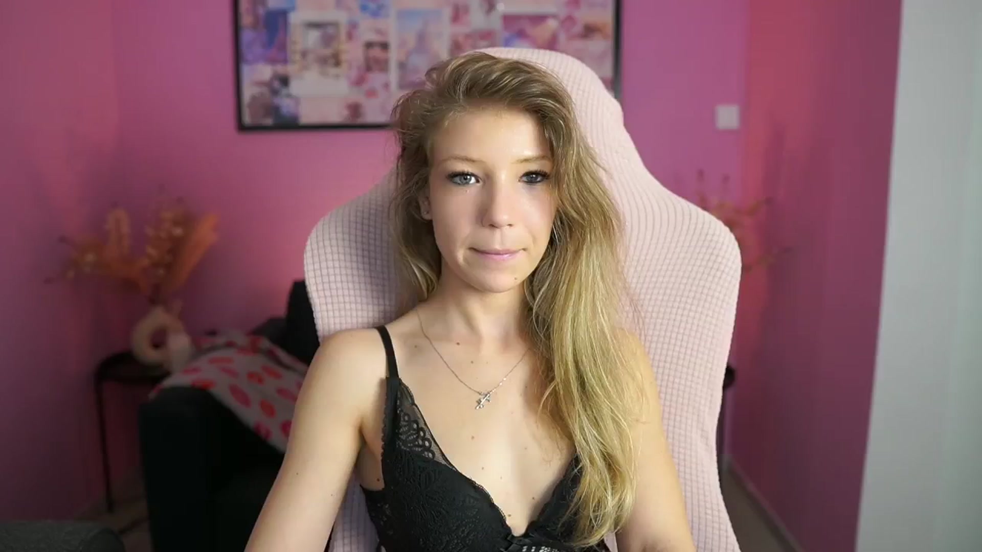 Gallery image thumbnail from Missicute's myfreecams stream on, 05/27/2025, 20:40 image 8 of 20