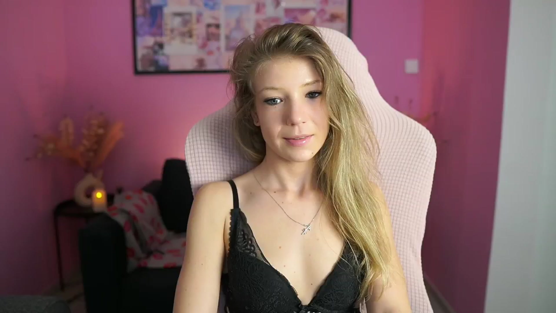 Gallery image thumbnail from Missicute's myfreecams stream on, 05/27/2025, 20:40 image 15 of 20
