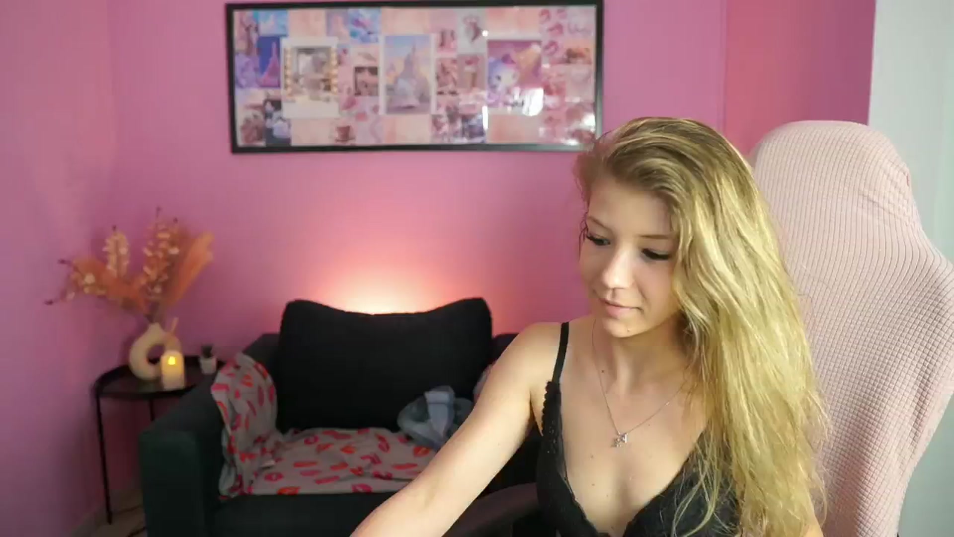 Gallery image thumbnail from Missicute's myfreecams stream on, 05/27/2025, 22:47 image 7 of 20