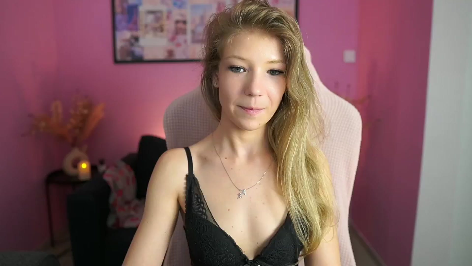 Gallery image thumbnail from Missicute's myfreecams stream on, 05/27/2025, 22:47 image 16 of 20