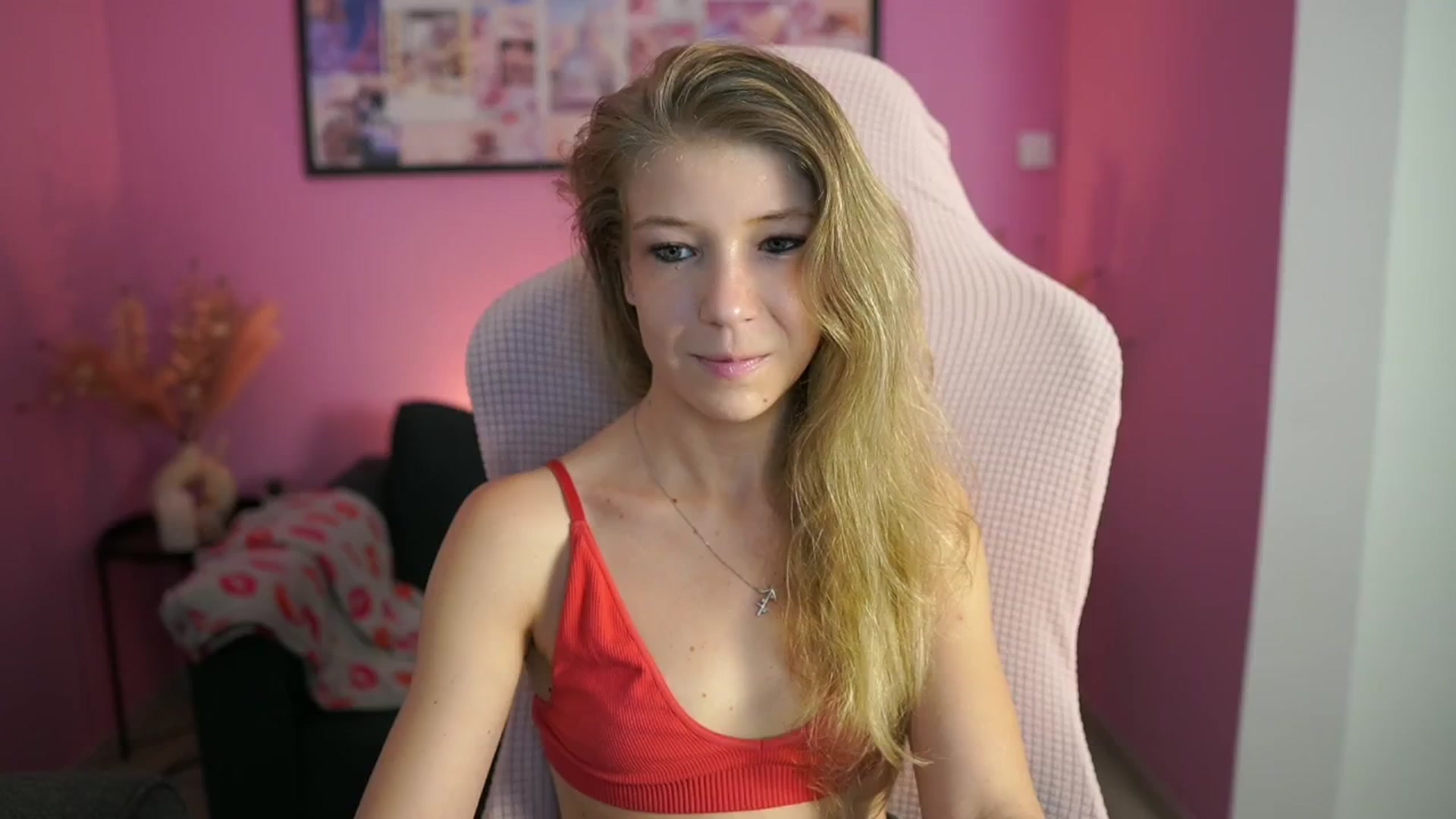 Gallery image thumbnail from Missicute's myfreecams stream on, 06/04/2025, 20:16 image 1 of 20