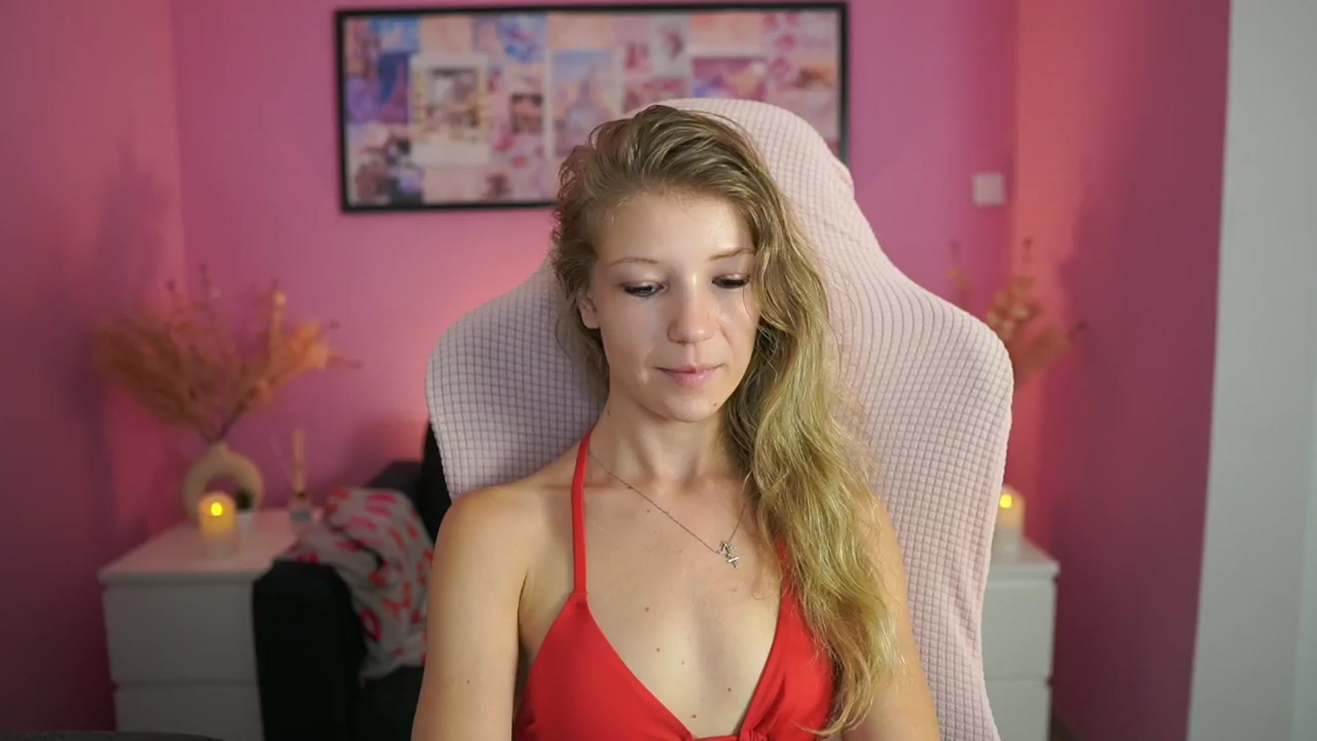 Gallery image thumbnail from Missicute's myfreecams stream on, 07/01/2025, 21:53 image 16 of 20