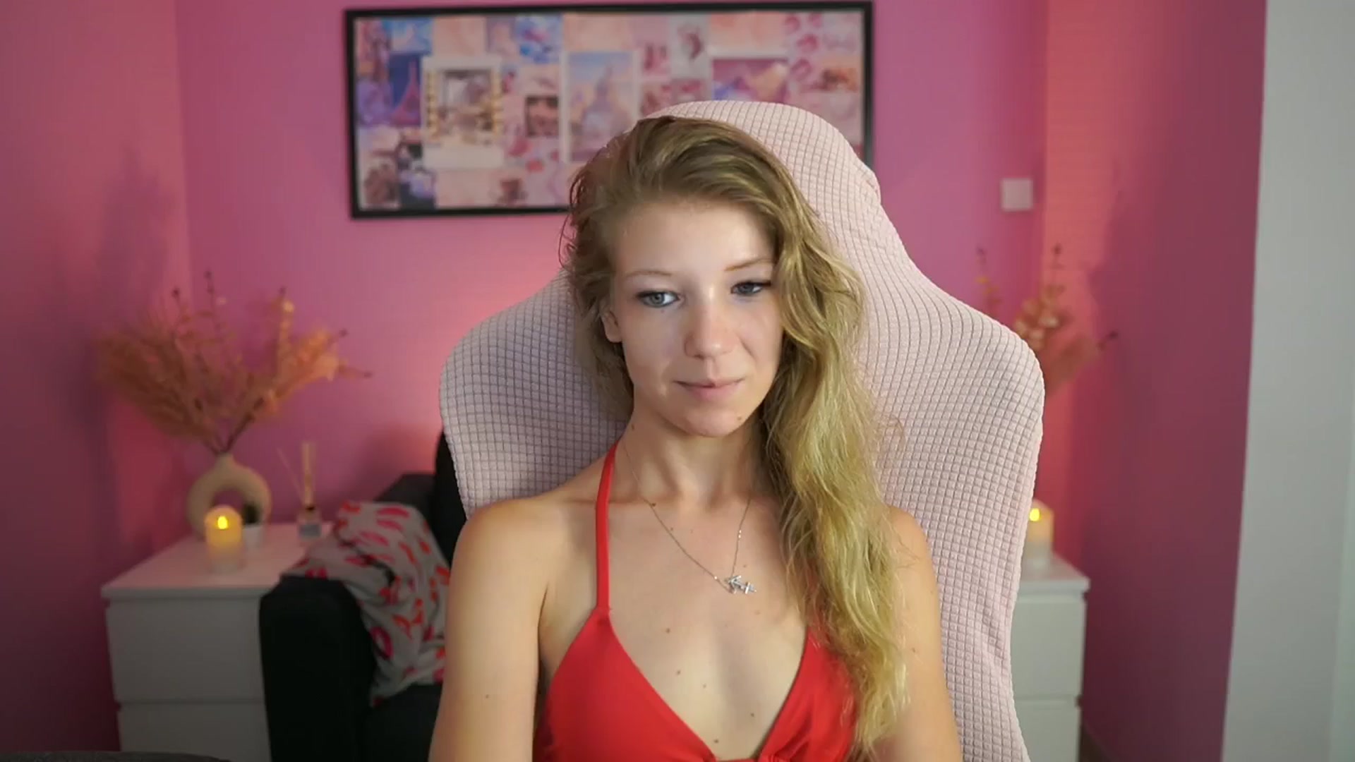 Gallery image thumbnail from Missicute's myfreecams stream on, 07/01/2025, 21:53 image 18 of 20
