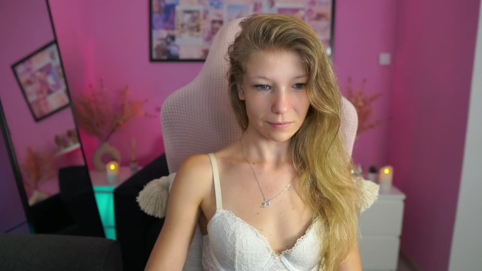 Gallery image thumbnail from Missicute's myfreecams stream on, 07/25/2025, 17:42 image 1 of 20