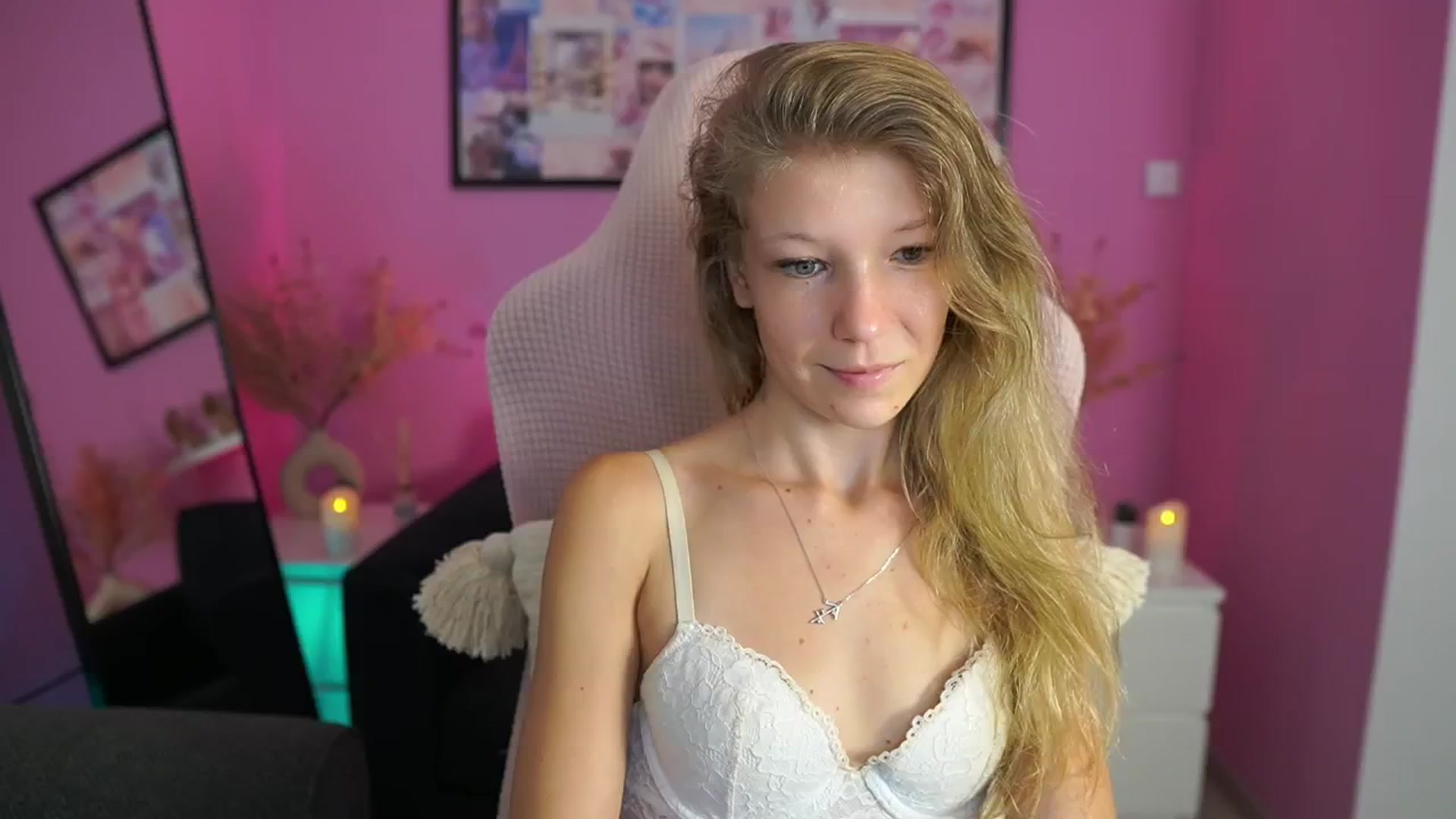 Gallery image thumbnail from Missicute's myfreecams stream on, 07/25/2025, 17:42 image 2 of 20