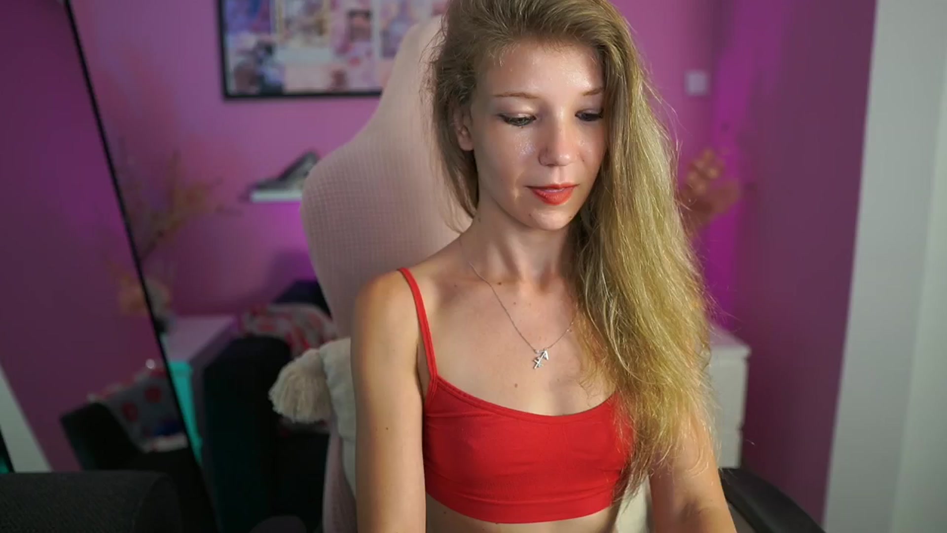 Gallery image thumbnail from Missicute's myfreecams stream on, 08/01/2025, 23:57 image 10 of 20