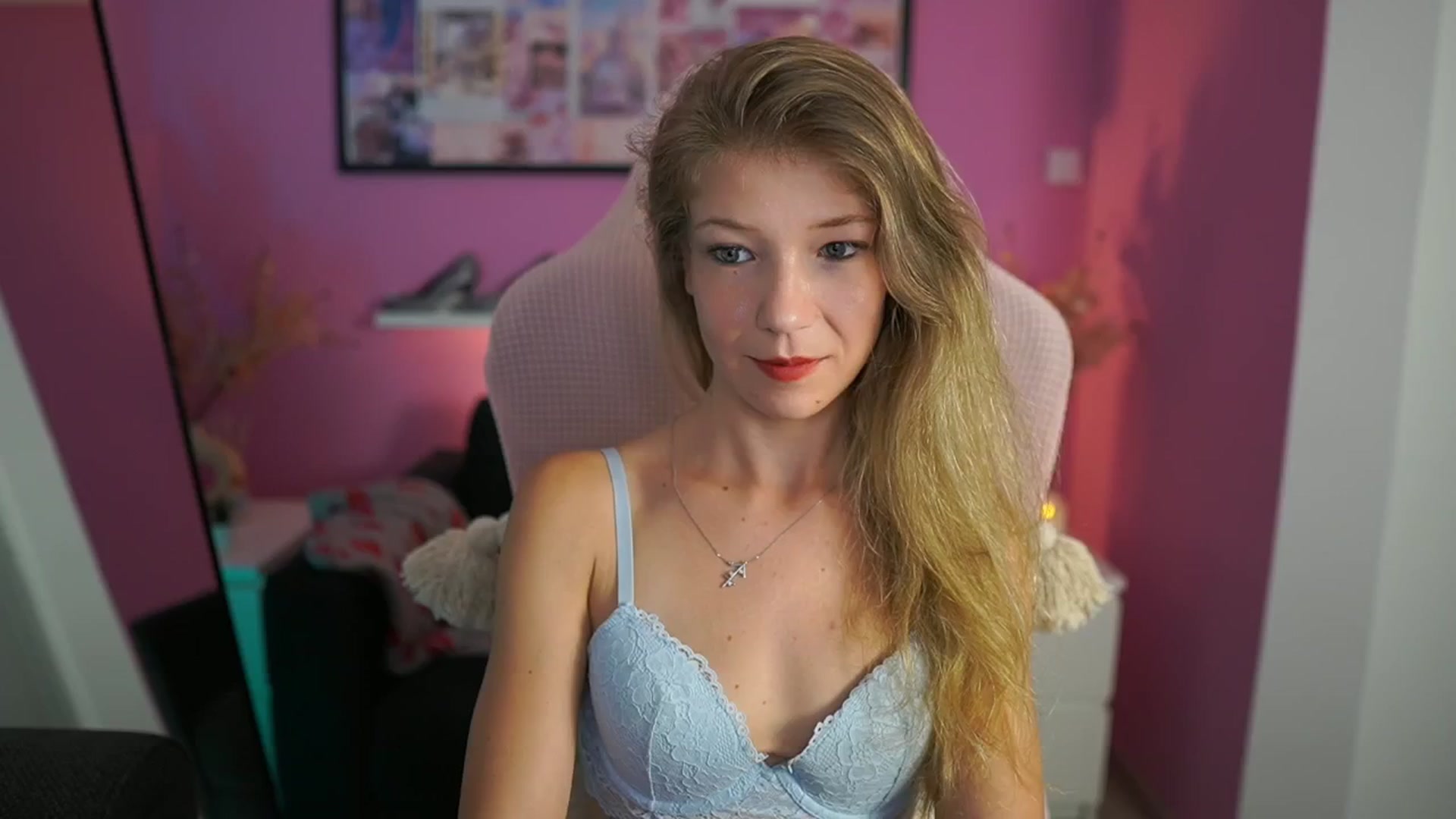 Gallery image thumbnail from Missicute's myfreecams stream on, 08/03/2025, 23:49 image 2 of 20