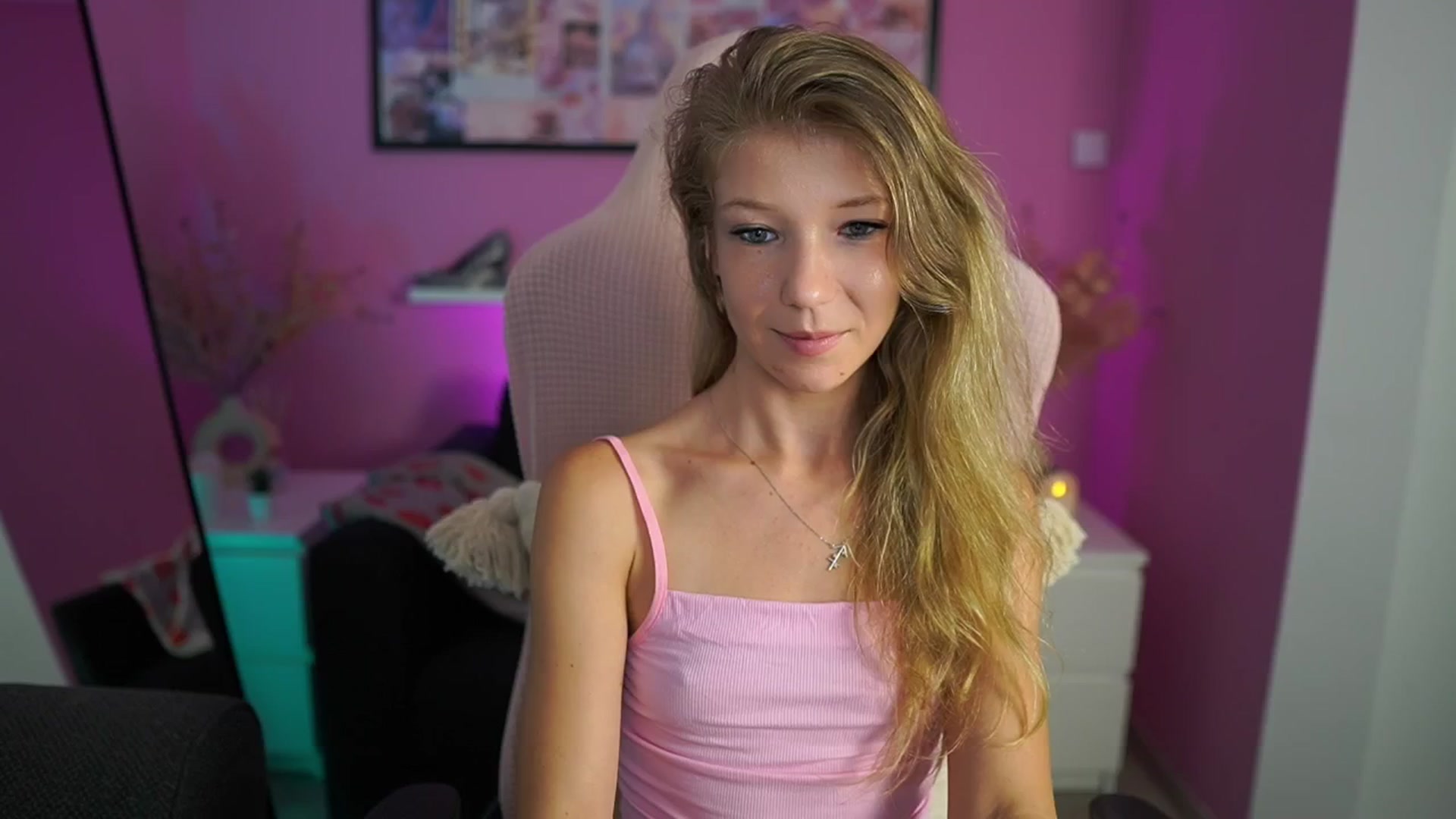 Gallery image thumbnail from Missicute's myfreecams stream on, 08/06/2025, 20:35 image 18 of 20