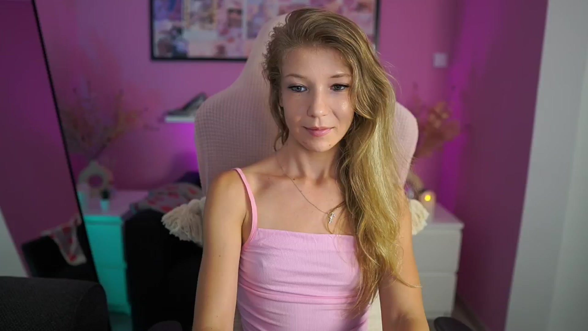 Gallery image thumbnail from Missicute's myfreecams stream on, 08/06/2025, 20:35 image 3 of 20