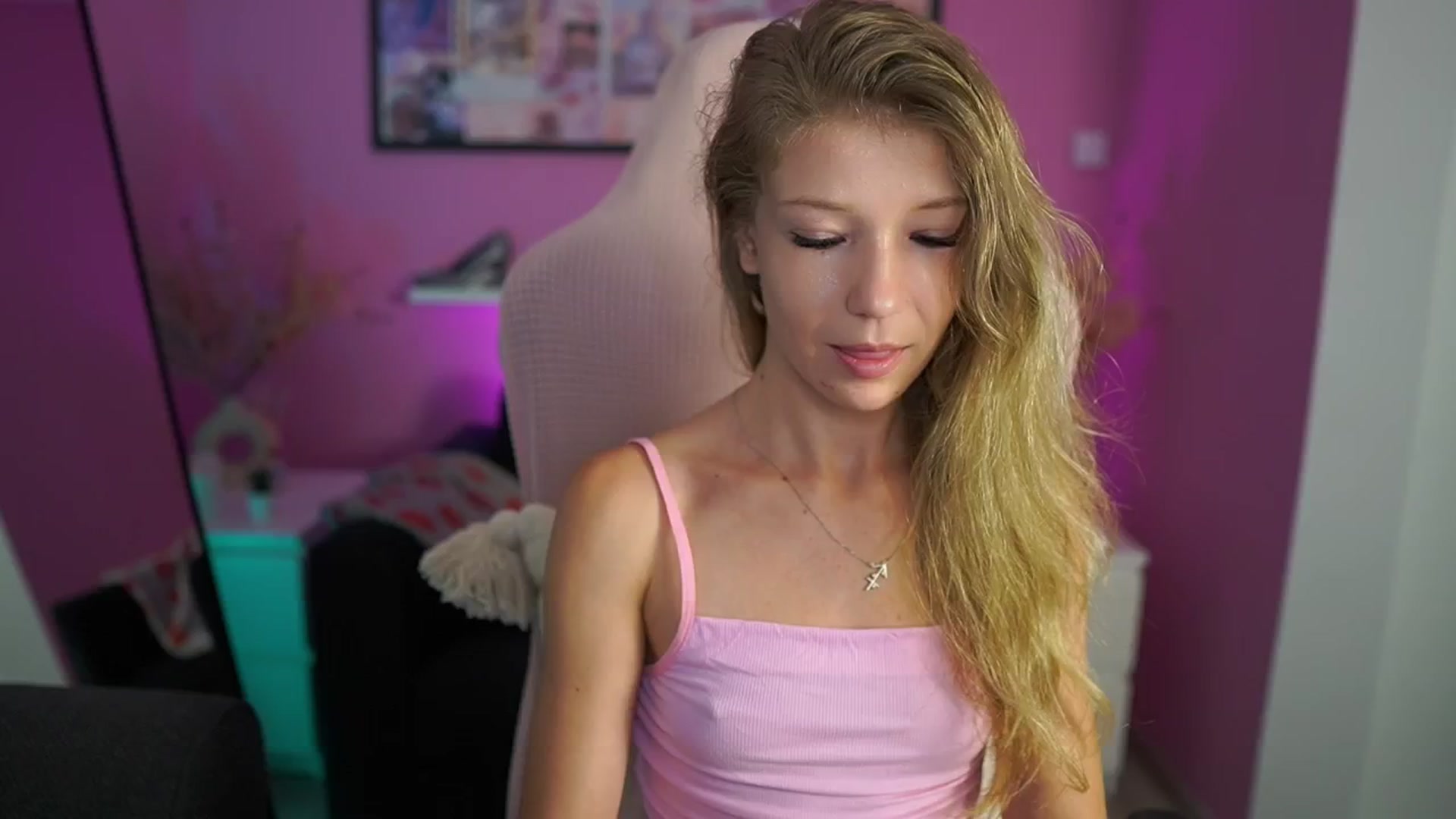 Gallery image thumbnail from Missicute's myfreecams stream on, 08/06/2025, 20:35 image 15 of 20