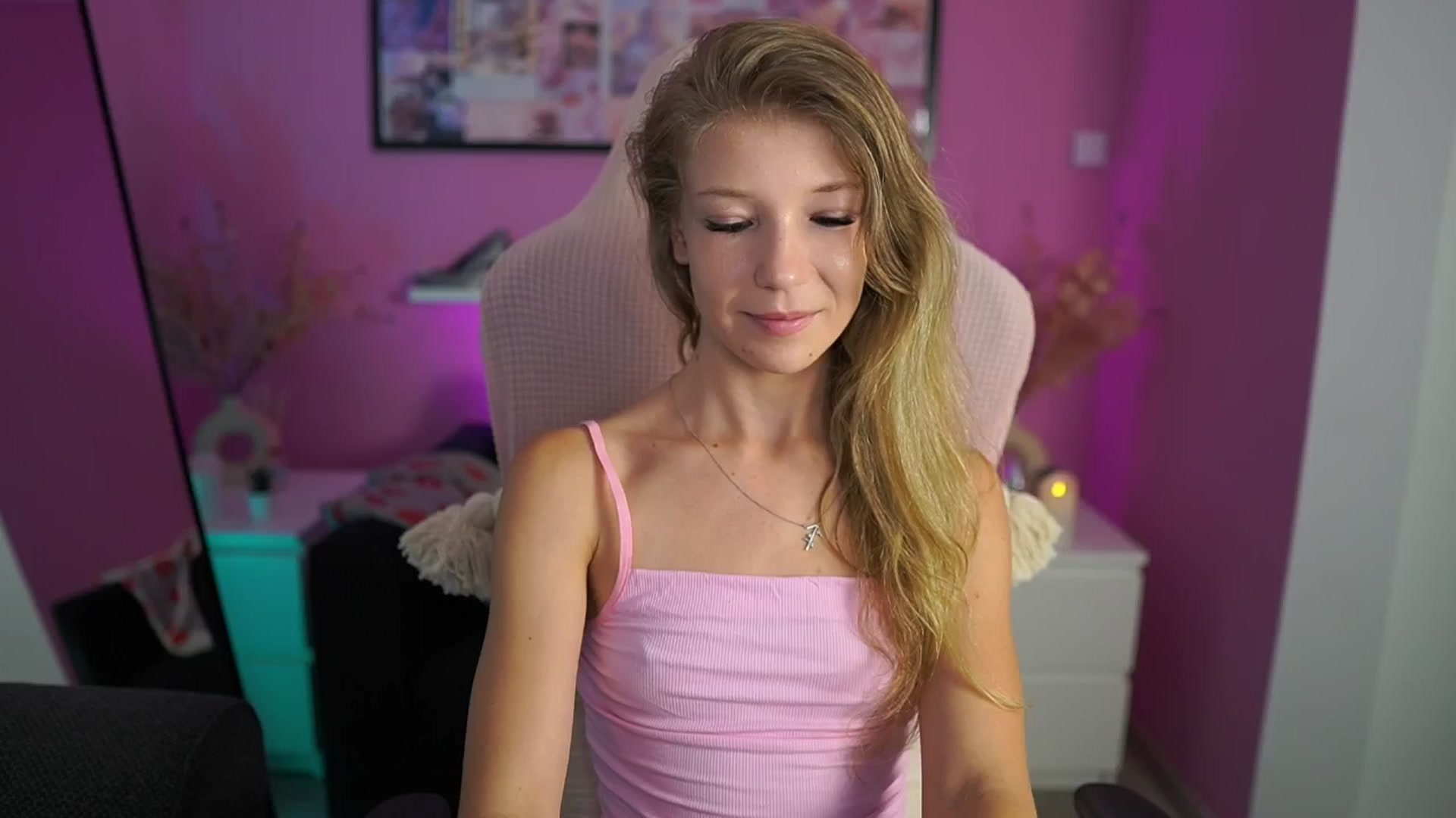 Gallery image thumbnail from Missicute's myfreecams stream on, 08/06/2025, 20:35 image 1 of 20