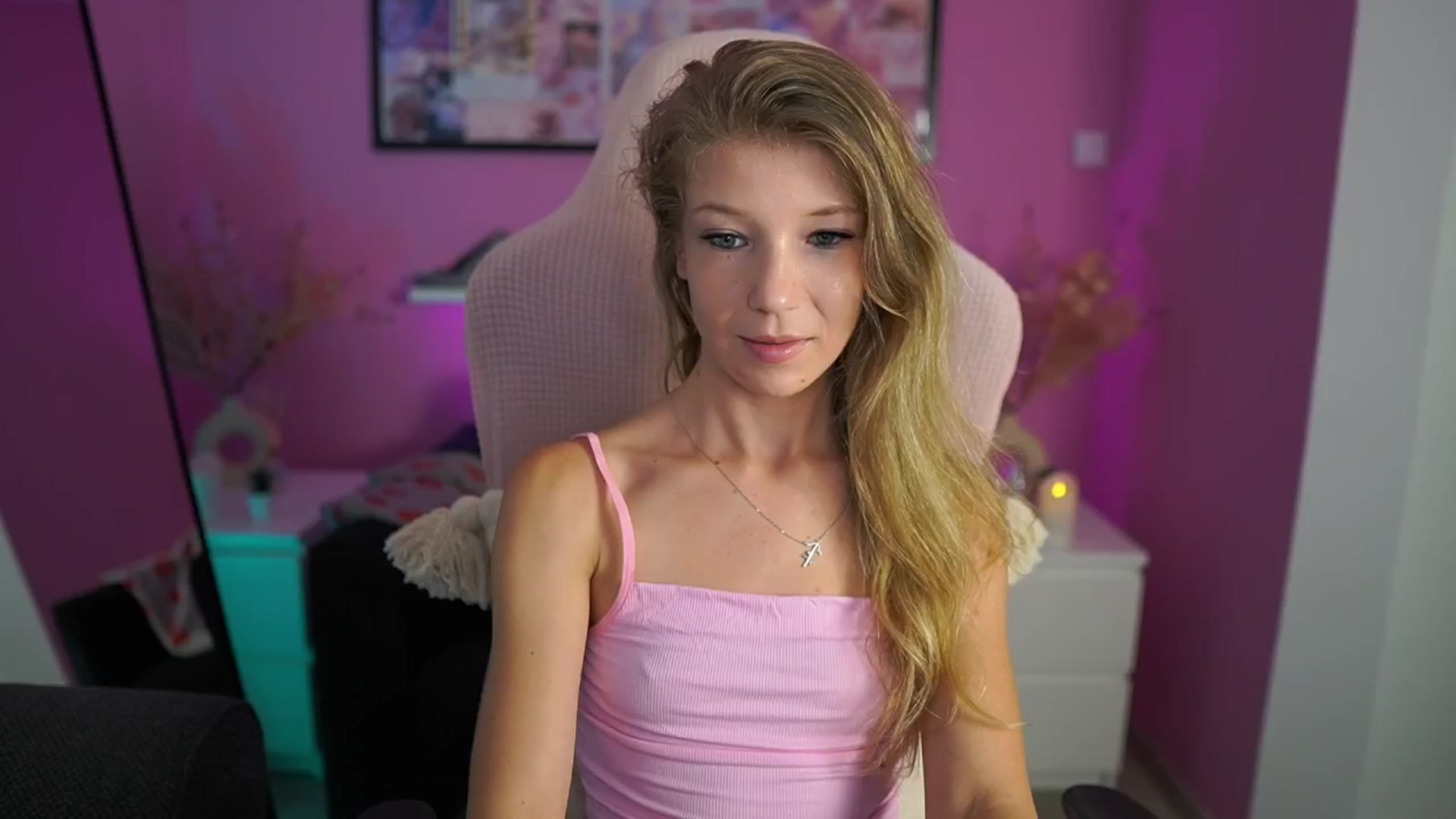Gallery image thumbnail from Missicute's myfreecams stream on, 08/06/2025, 20:35 image 8 of 20
