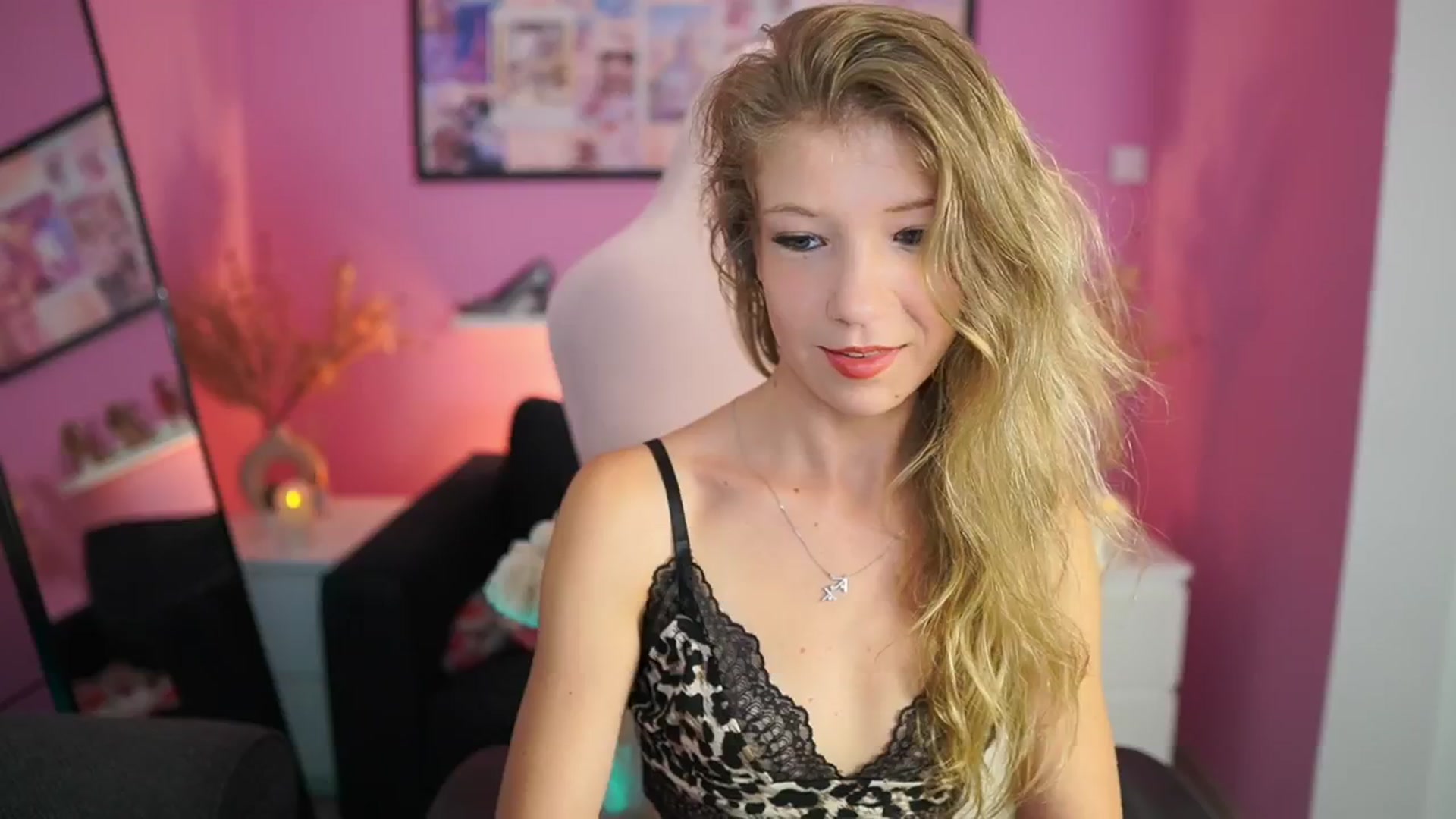Gallery image thumbnail from Missicute's myfreecams stream on, 08/23/2025, 23:35 image 7 of 20