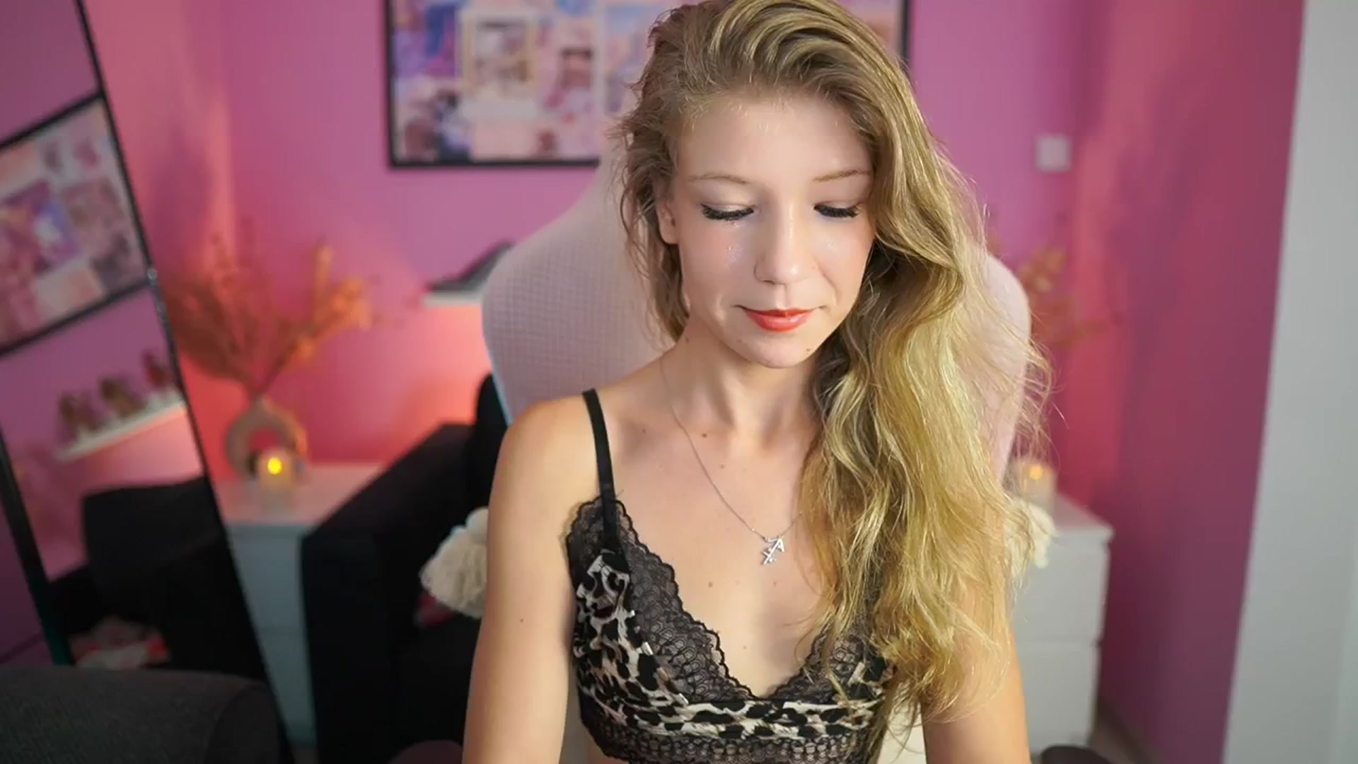 Gallery image thumbnail from Missicute's myfreecams stream on, 08/23/2025, 23:35 image 1 of 20
