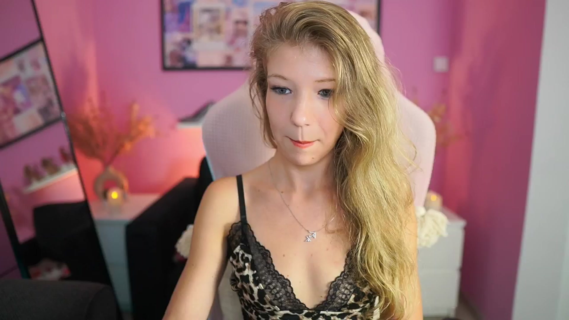 Gallery image thumbnail from Missicute's myfreecams stream on, 08/23/2025, 23:35 image 9 of 20