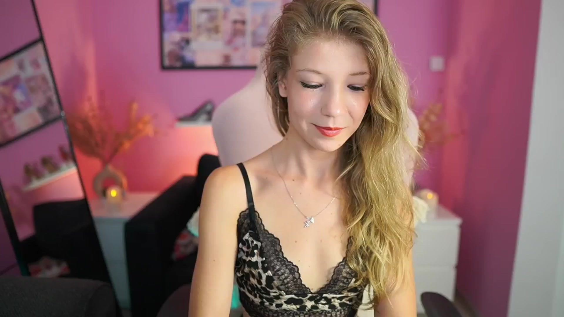 Gallery image thumbnail from Missicute's myfreecams stream on, 08/23/2025, 23:35 image 6 of 20