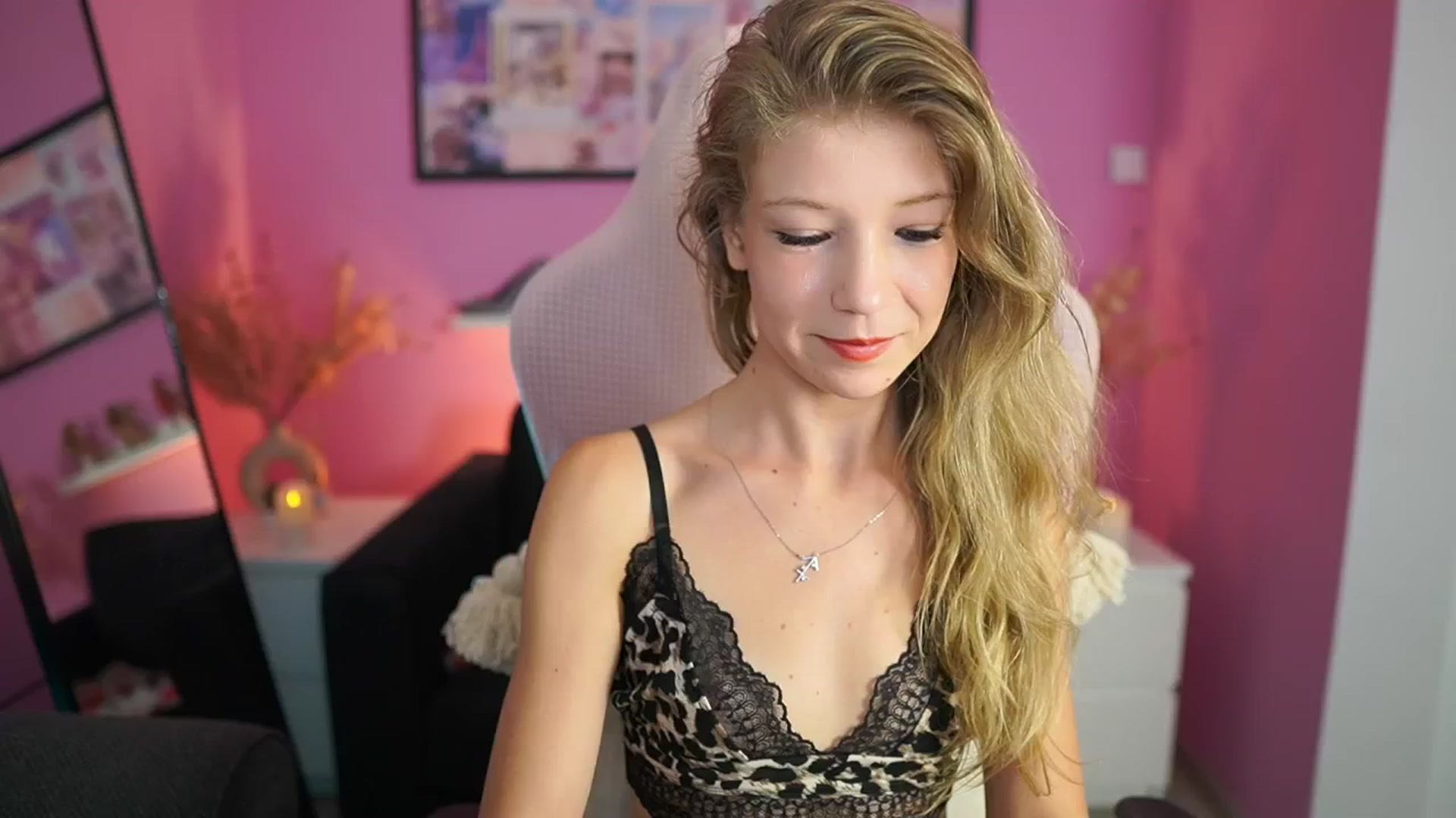 Gallery image thumbnail from Missicute's myfreecams stream on, 08/23/2025, 23:35 image 3 of 20