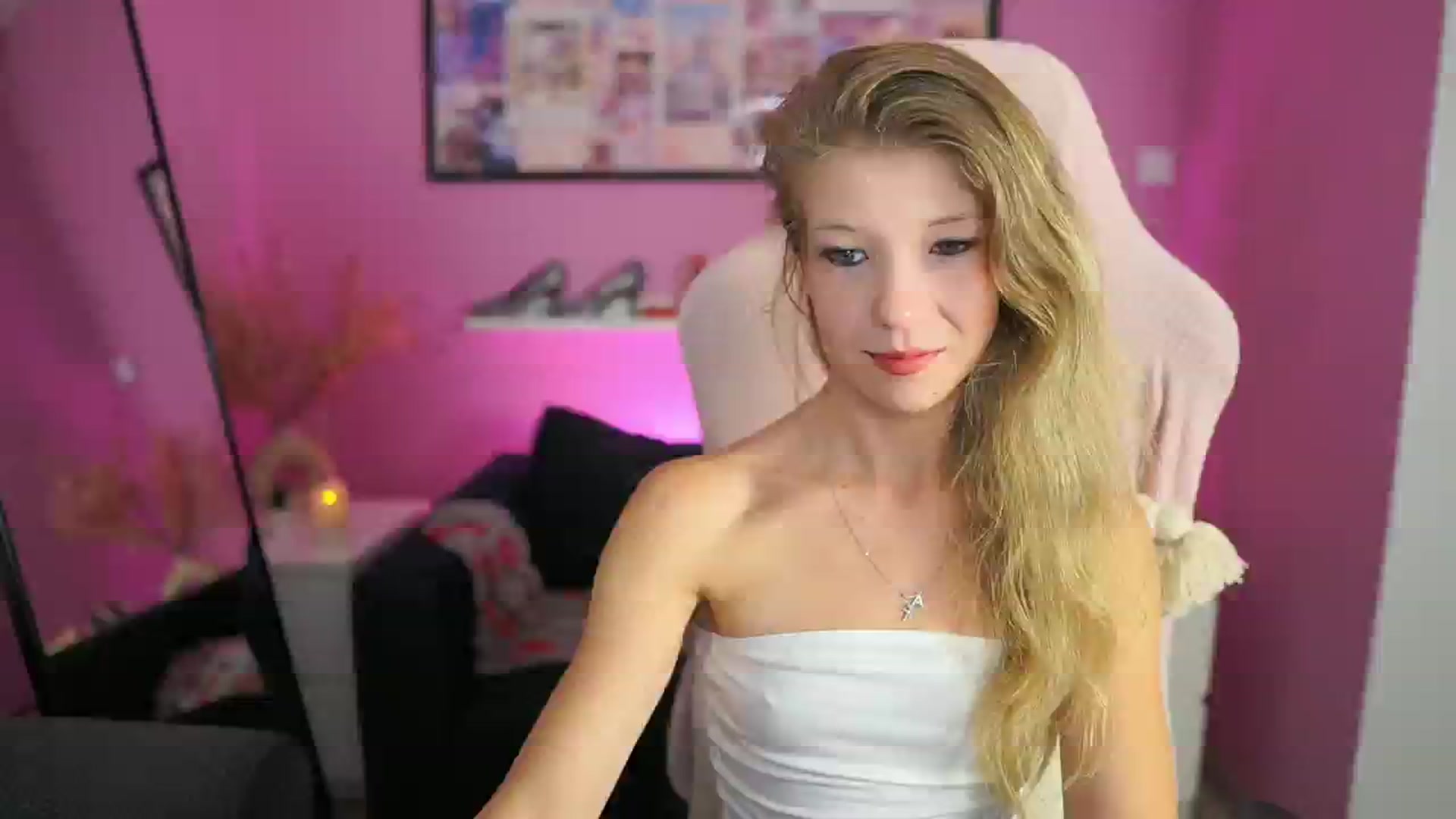 Gallery image thumbnail from Missicute's myfreecams stream on, 08/25/2025, 23:09 image 2 of 20