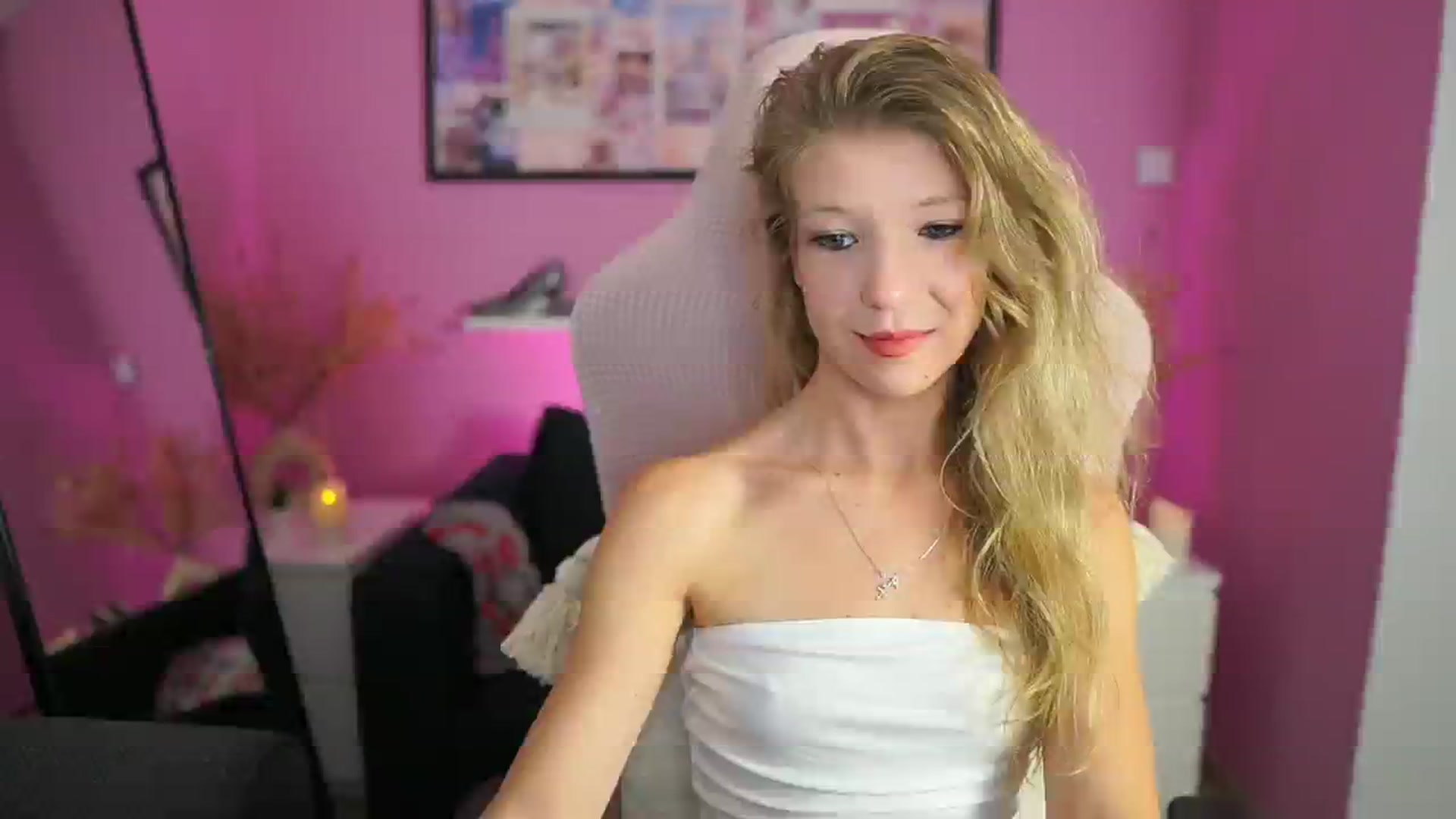 Gallery image thumbnail from Missicute's myfreecams stream on, 08/25/2025, 23:09 image 7 of 20