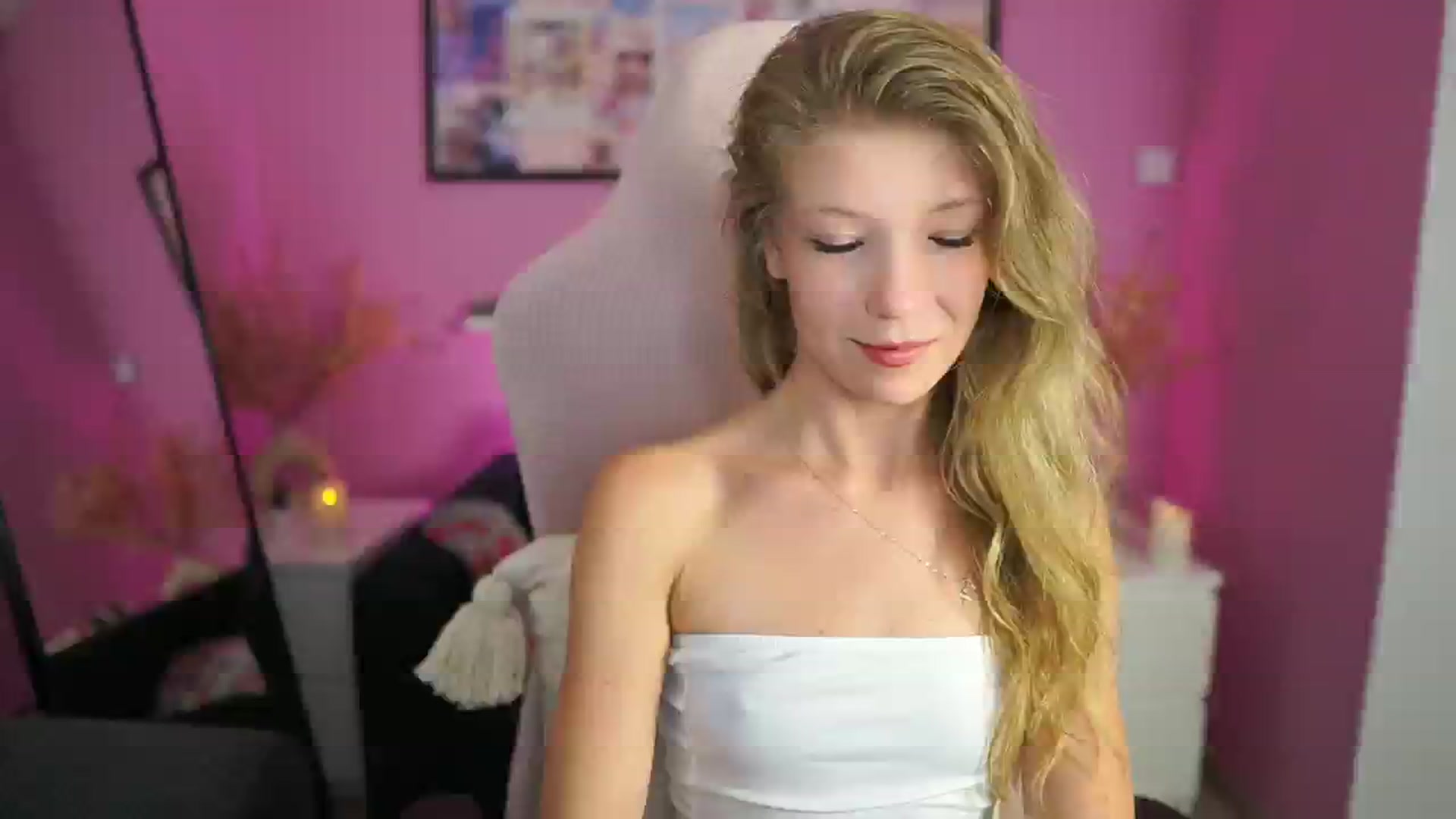 Gallery image thumbnail from Missicute's myfreecams stream on, 08/25/2025, 23:09 image 16 of 20