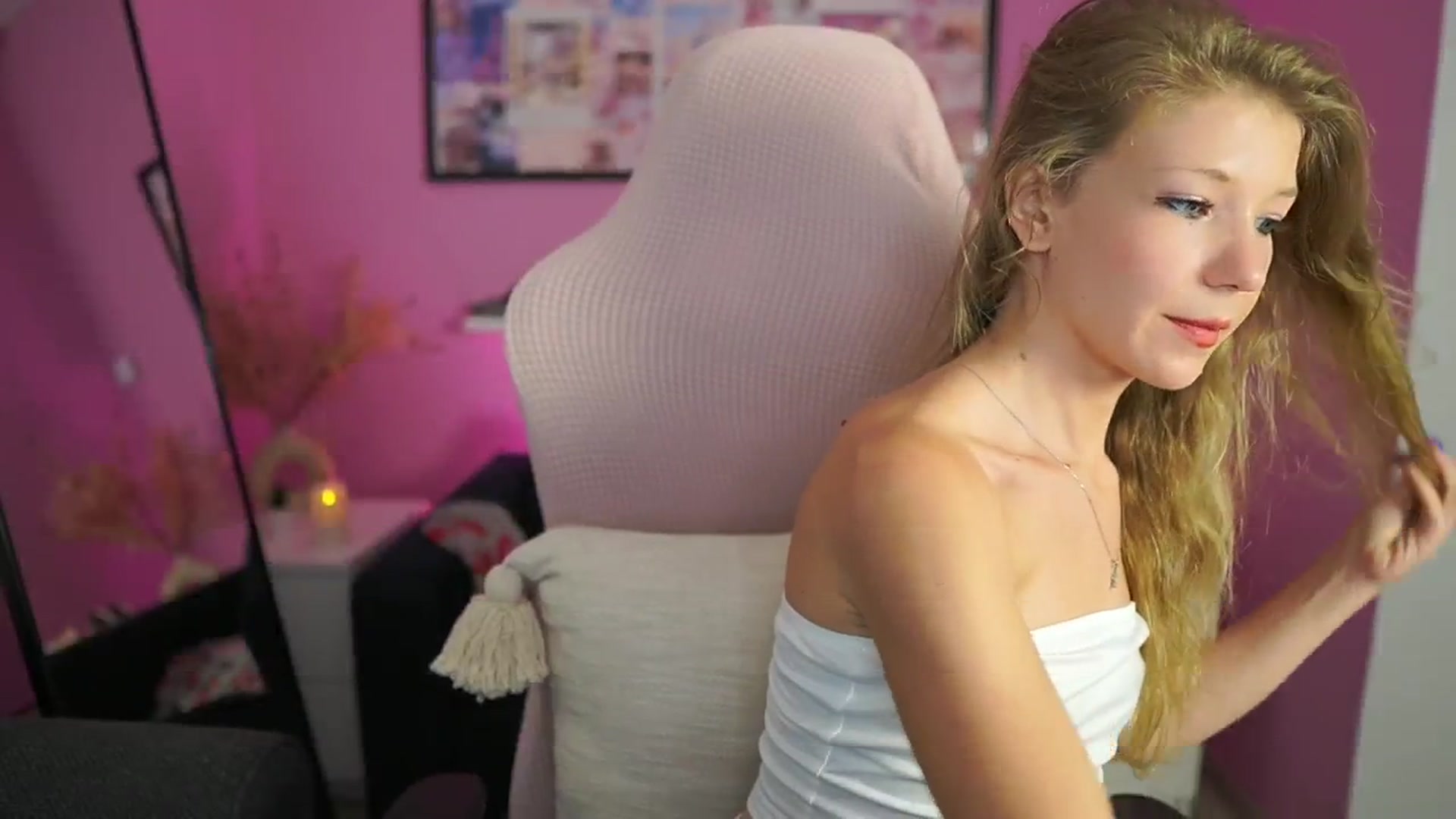 Gallery image thumbnail from Missicute's myfreecams stream on, 08/25/2025, 23:09 image 9 of 20