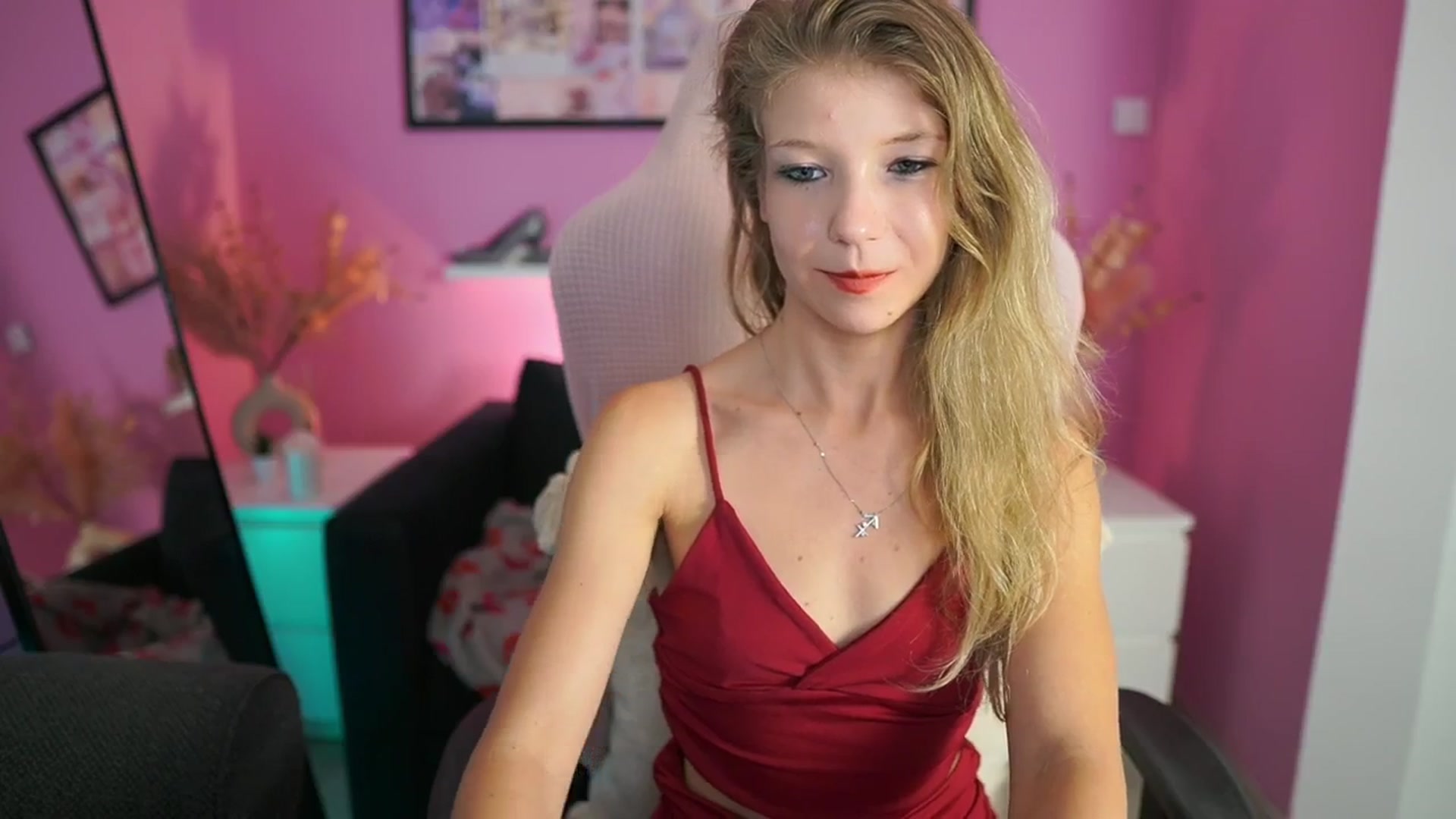 Gallery image thumbnail from Missicute's myfreecams stream on, 08/27/2025, 22:44 image 6 of 20