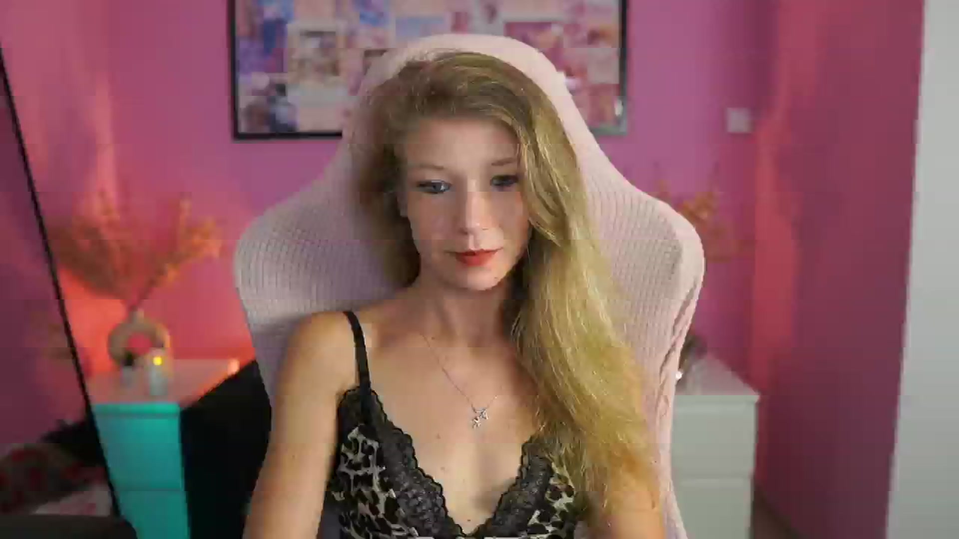 Gallery image thumbnail from Missicute's myfreecams stream on, 09/04/2025, 21:58 image 4 of 20