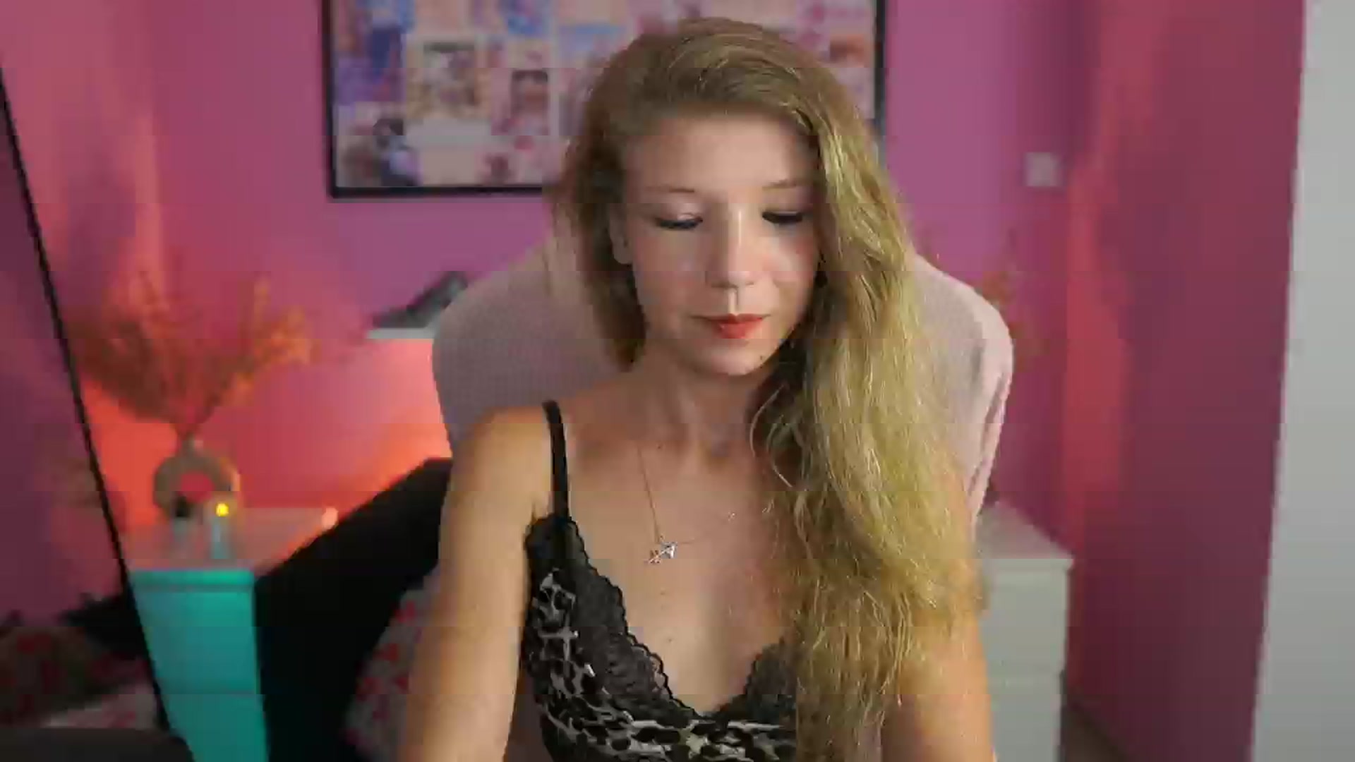 Gallery image thumbnail from Missicute's myfreecams stream on, 09/04/2025, 21:58 image 15 of 20