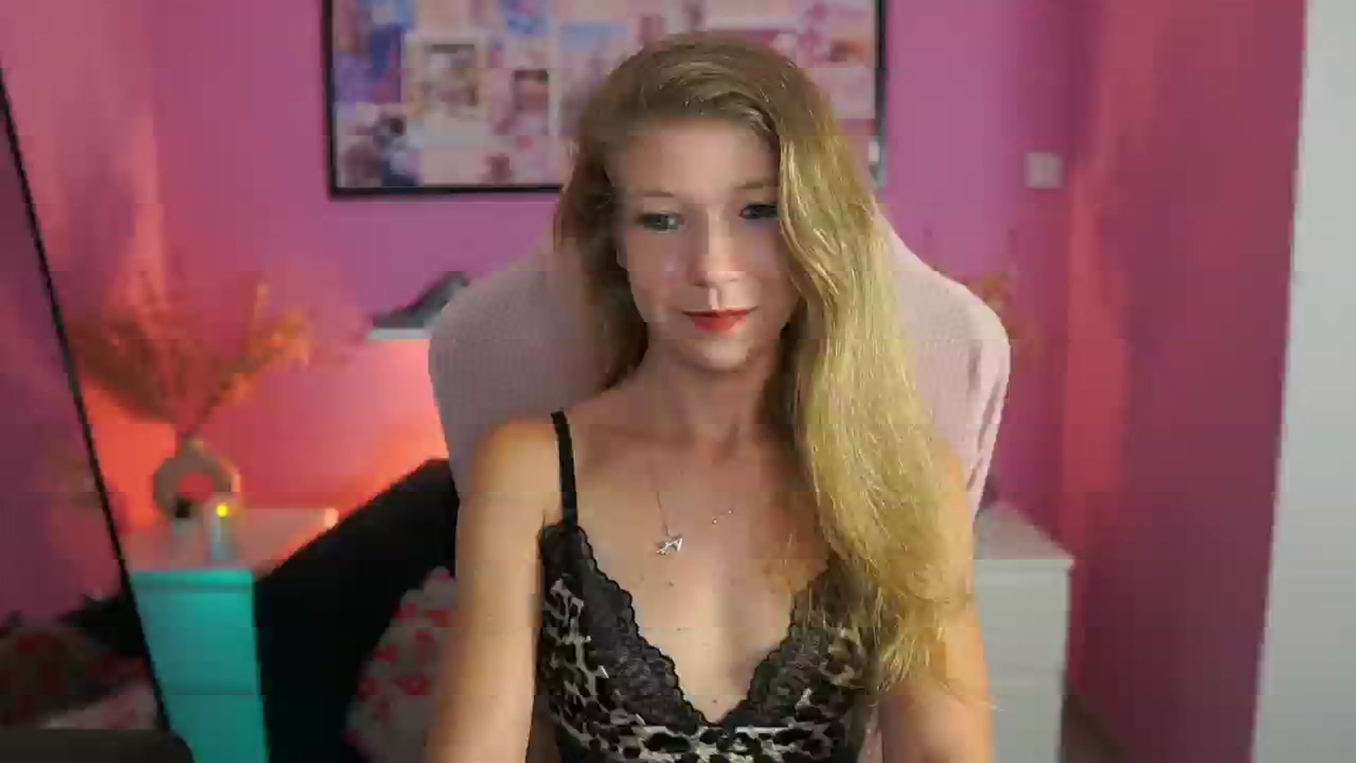 Gallery image thumbnail from Missicute's myfreecams stream on, 09/04/2025, 21:58 image 16 of 20