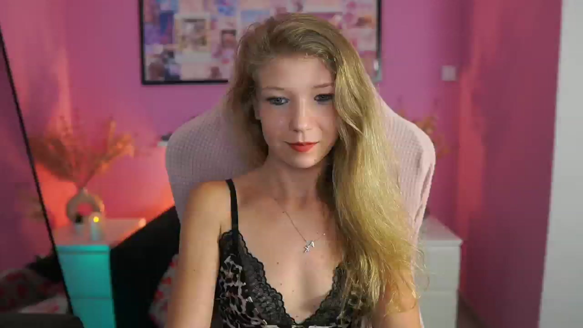Gallery image thumbnail from Missicute's myfreecams stream on, 09/04/2025, 21:58 image 6 of 20