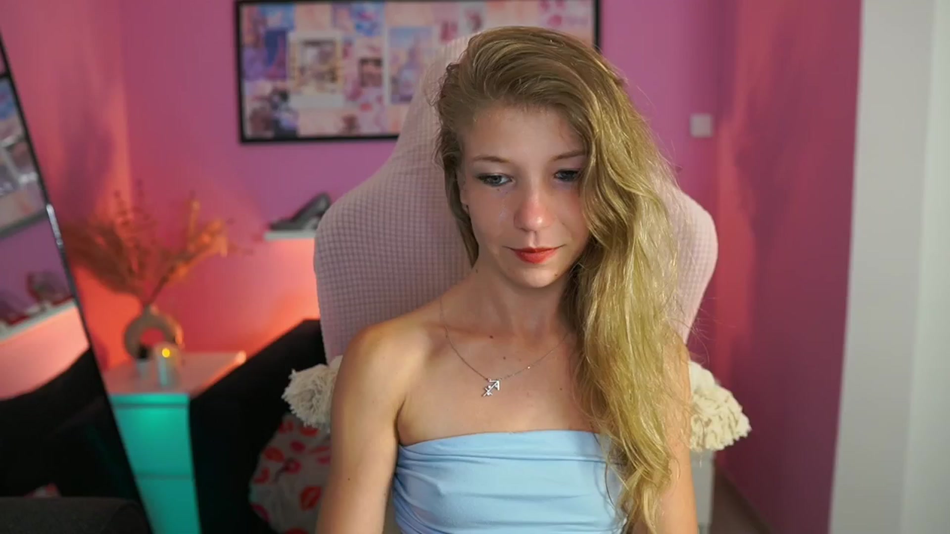 Gallery image thumbnail from Missicute's myfreecams stream on, 09/07/2025, 21:09 image 4 of 20
