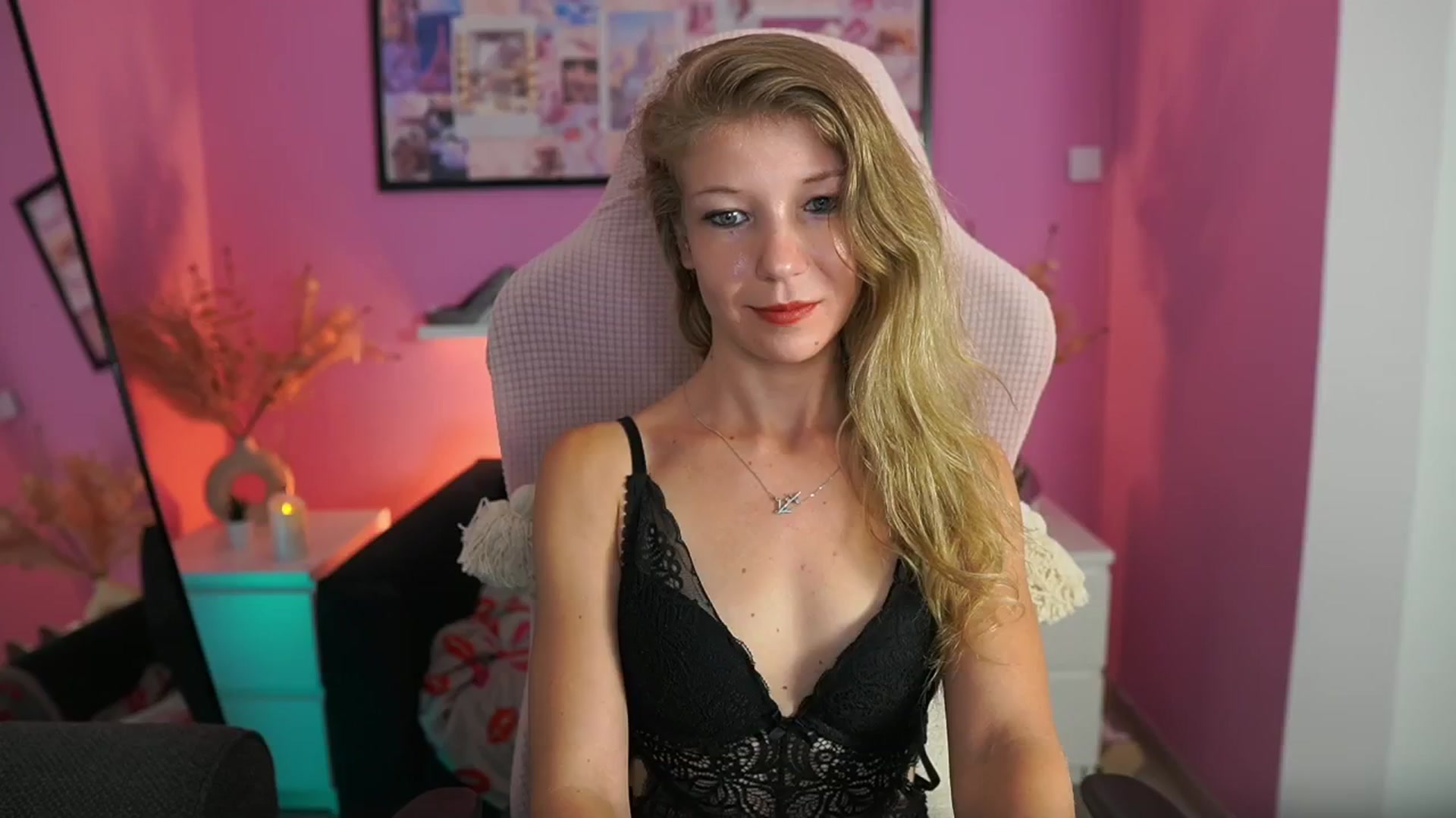 Gallery image thumbnail from Missicute's myfreecams stream on, 09/09/2025, 01:10 image 17 of 20