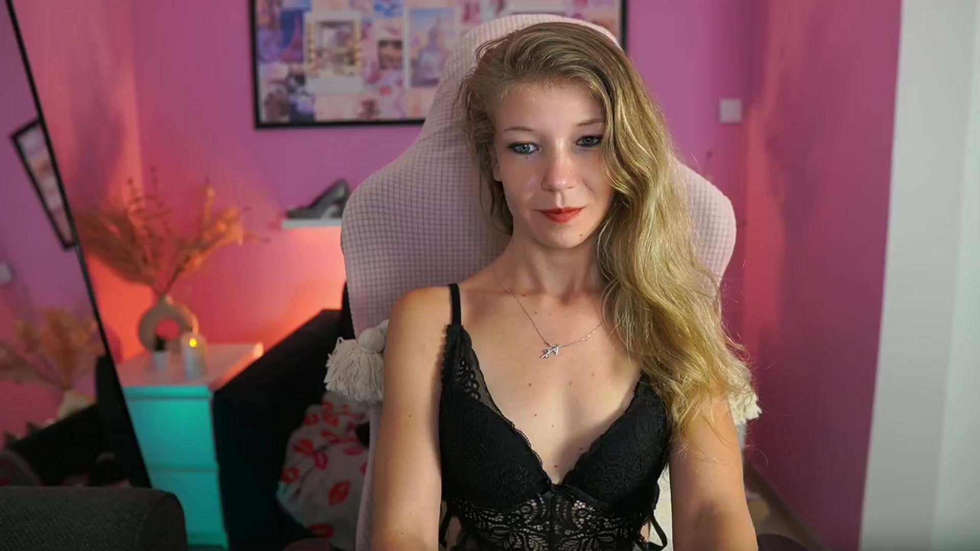 Gallery image thumbnail from Missicute's myfreecams stream on, 09/09/2025, 01:10 image 7 of 20