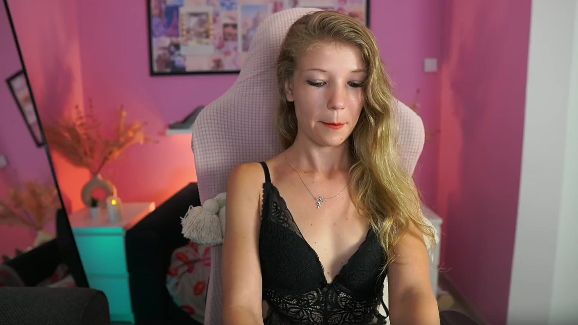 Gallery image thumbnail from Missicute's myfreecams stream on, 09/09/2025, 01:10 image 16 of 20