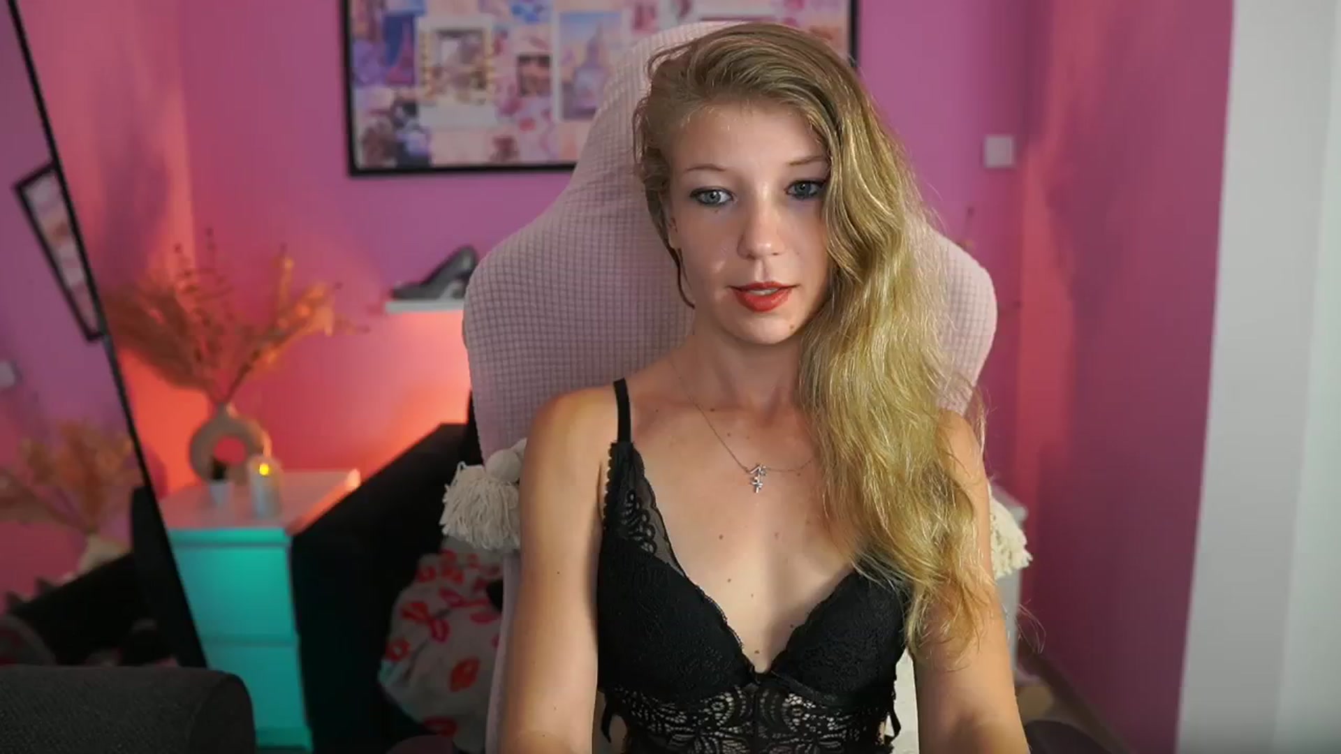 Gallery image thumbnail from Missicute's myfreecams stream on, 09/09/2025, 01:10 image 8 of 20