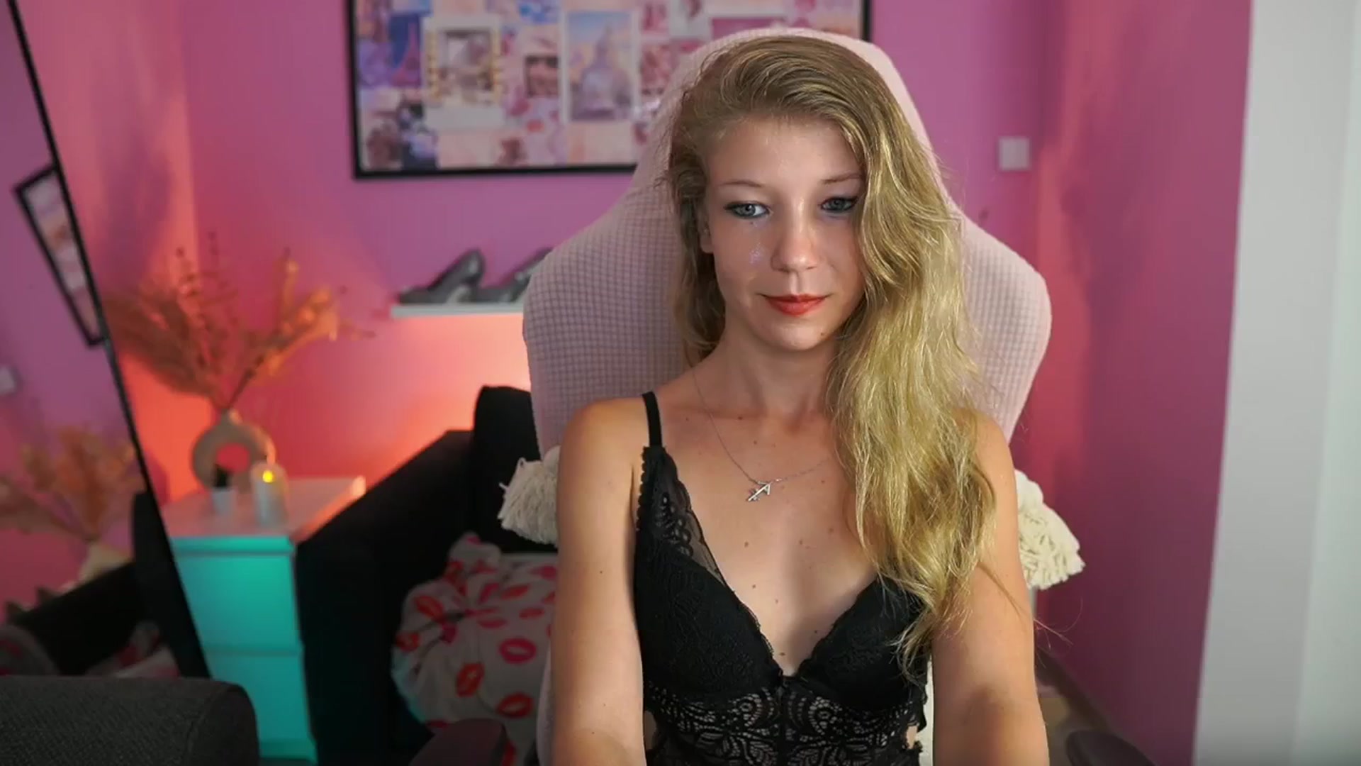 Gallery image thumbnail from Missicute's myfreecams stream on, 09/09/2025, 01:10 image 15 of 20