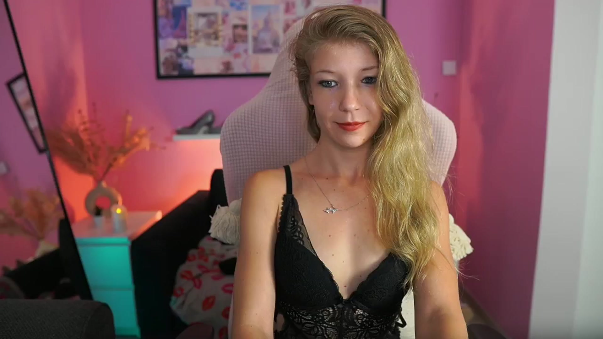 Gallery image thumbnail from Missicute's myfreecams stream on, 09/09/2025, 01:10 image 10 of 20